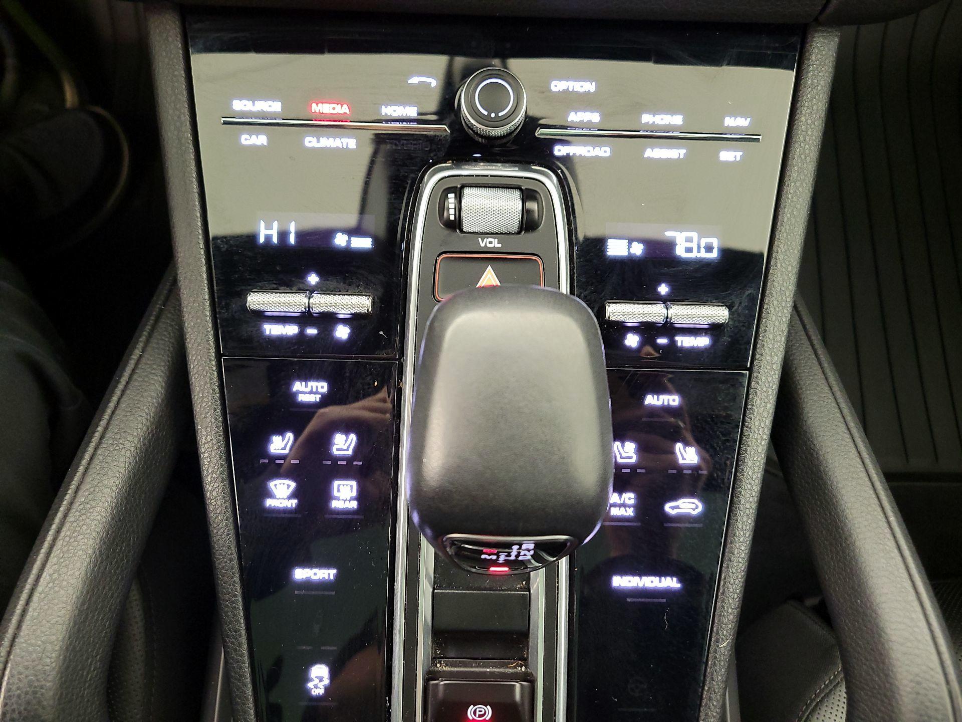 Thumbnail: 2020 Porsche Cayenne - 17