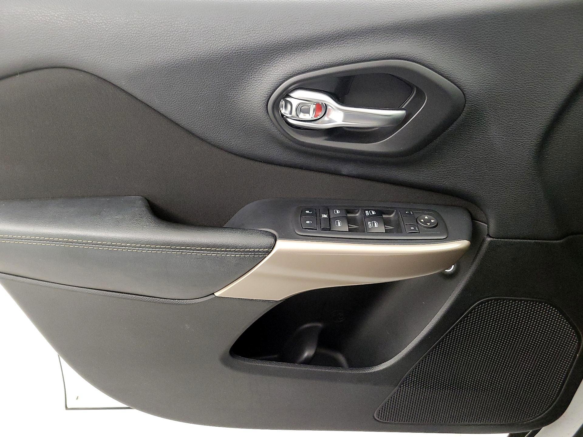 Thumbnail: 2017 Jeep Cherokee - 12