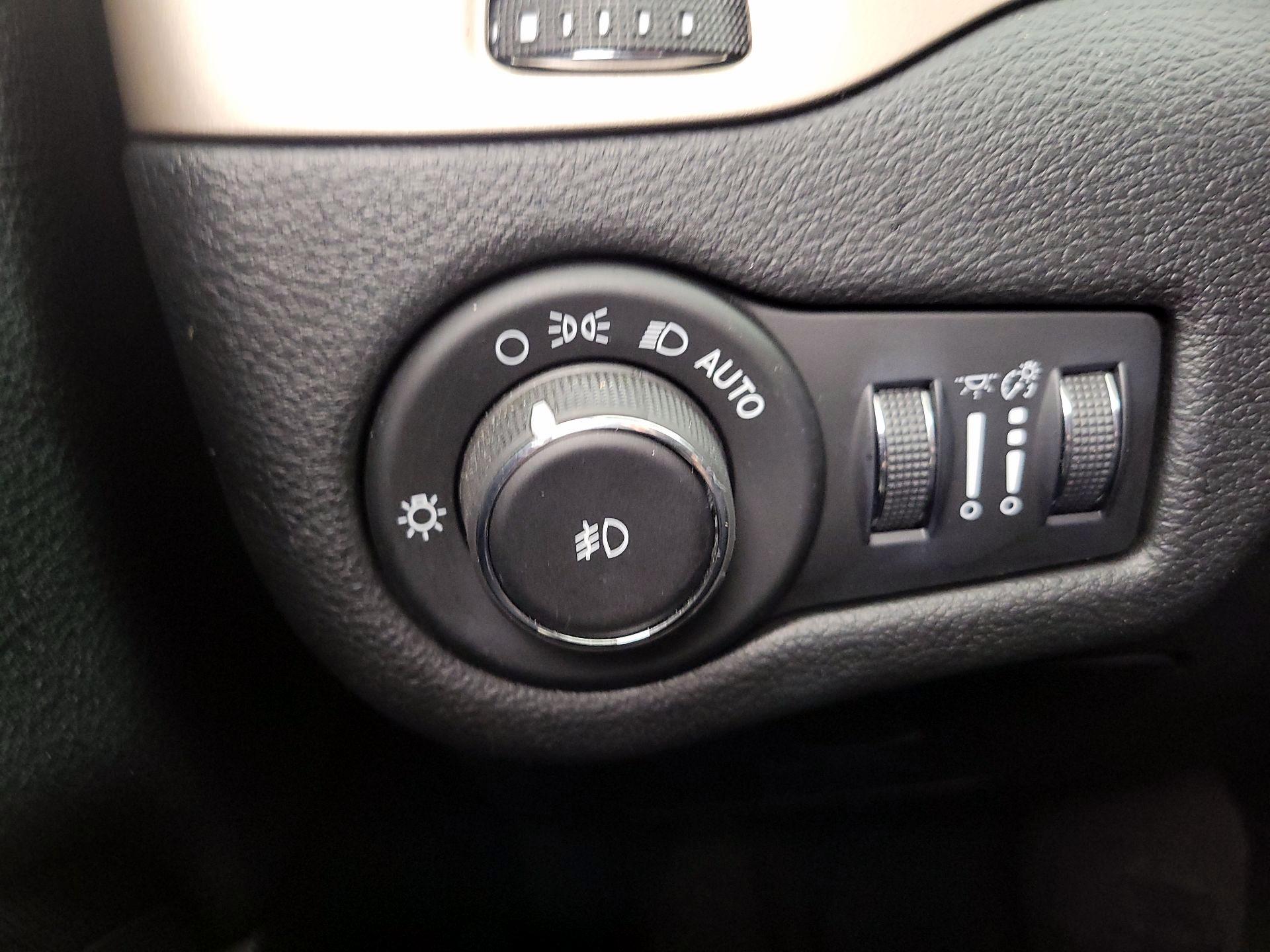 Thumbnail: 2017 Jeep Cherokee - 13