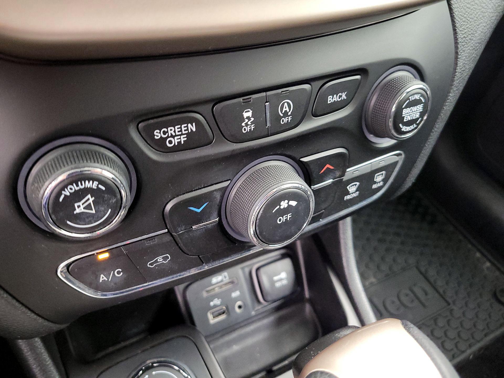 Thumbnail: 2017 Jeep Cherokee - 16