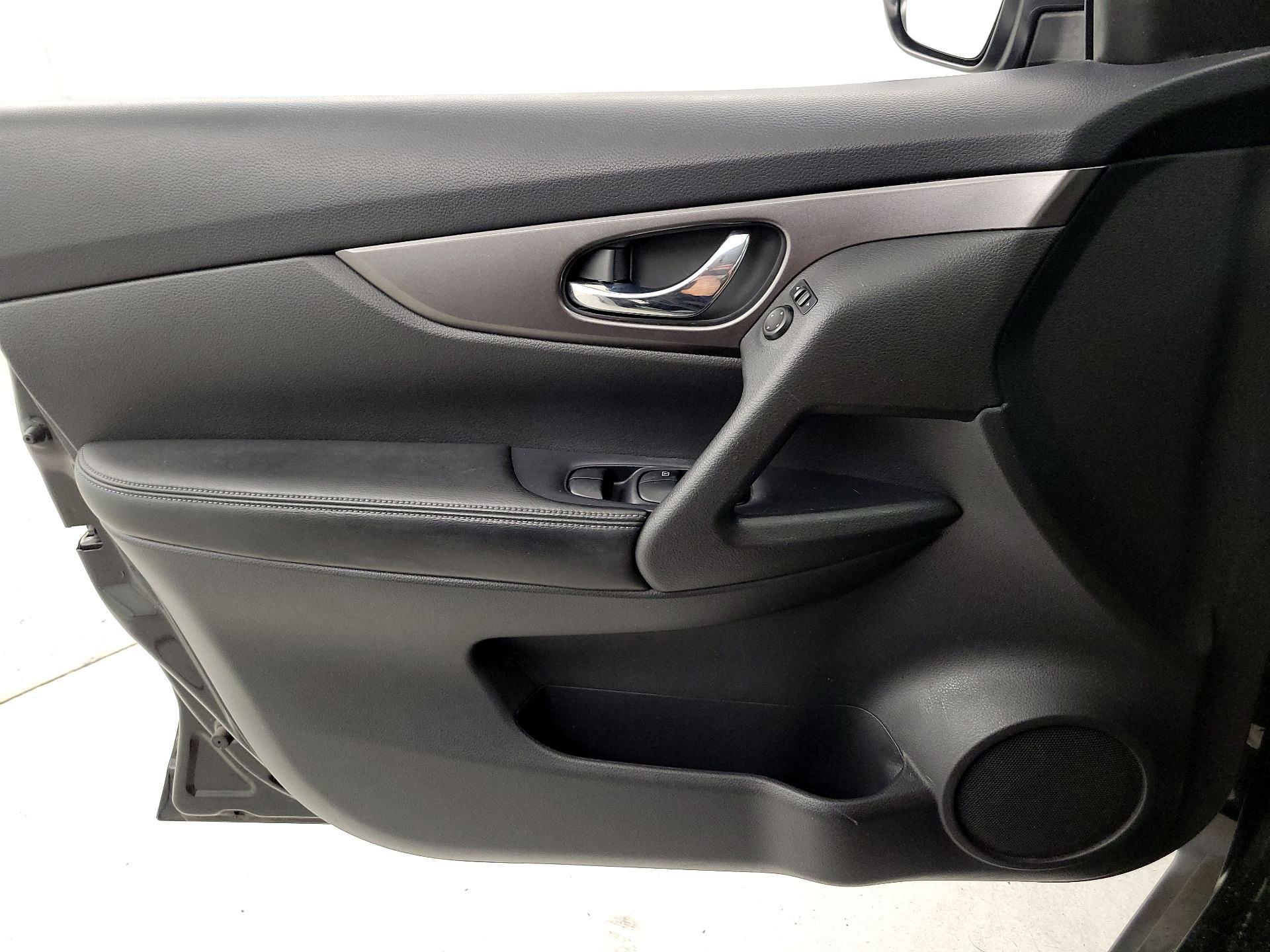 Thumbnail: 2015 Nissan Rogue - 12