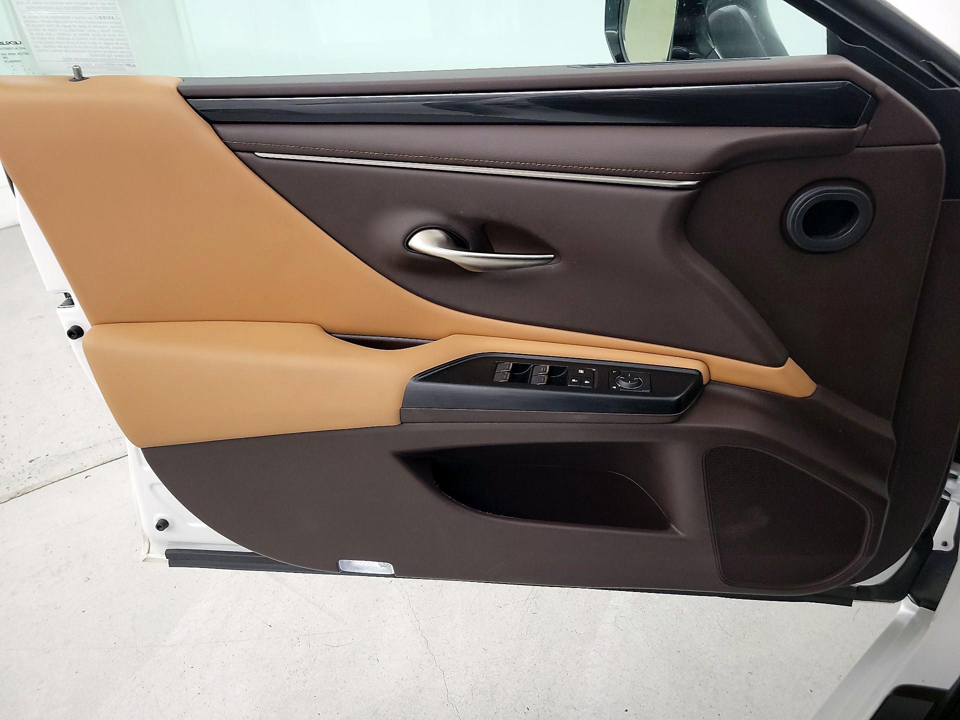 Thumbnail: 2021 Lexus ES - 12