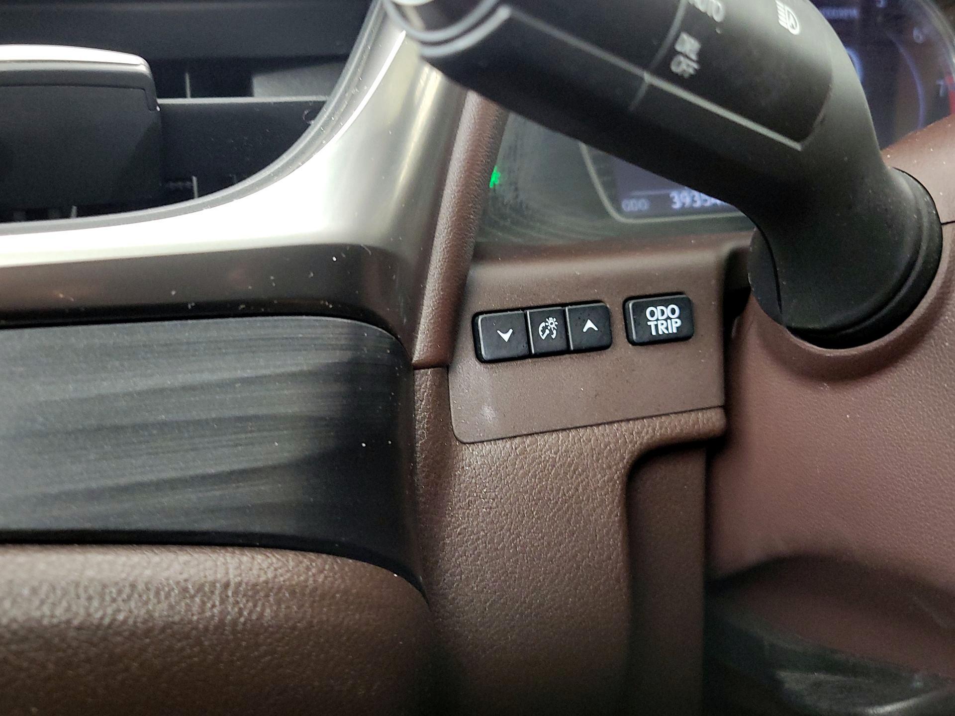 Thumbnail: 2021 Lexus ES - 13