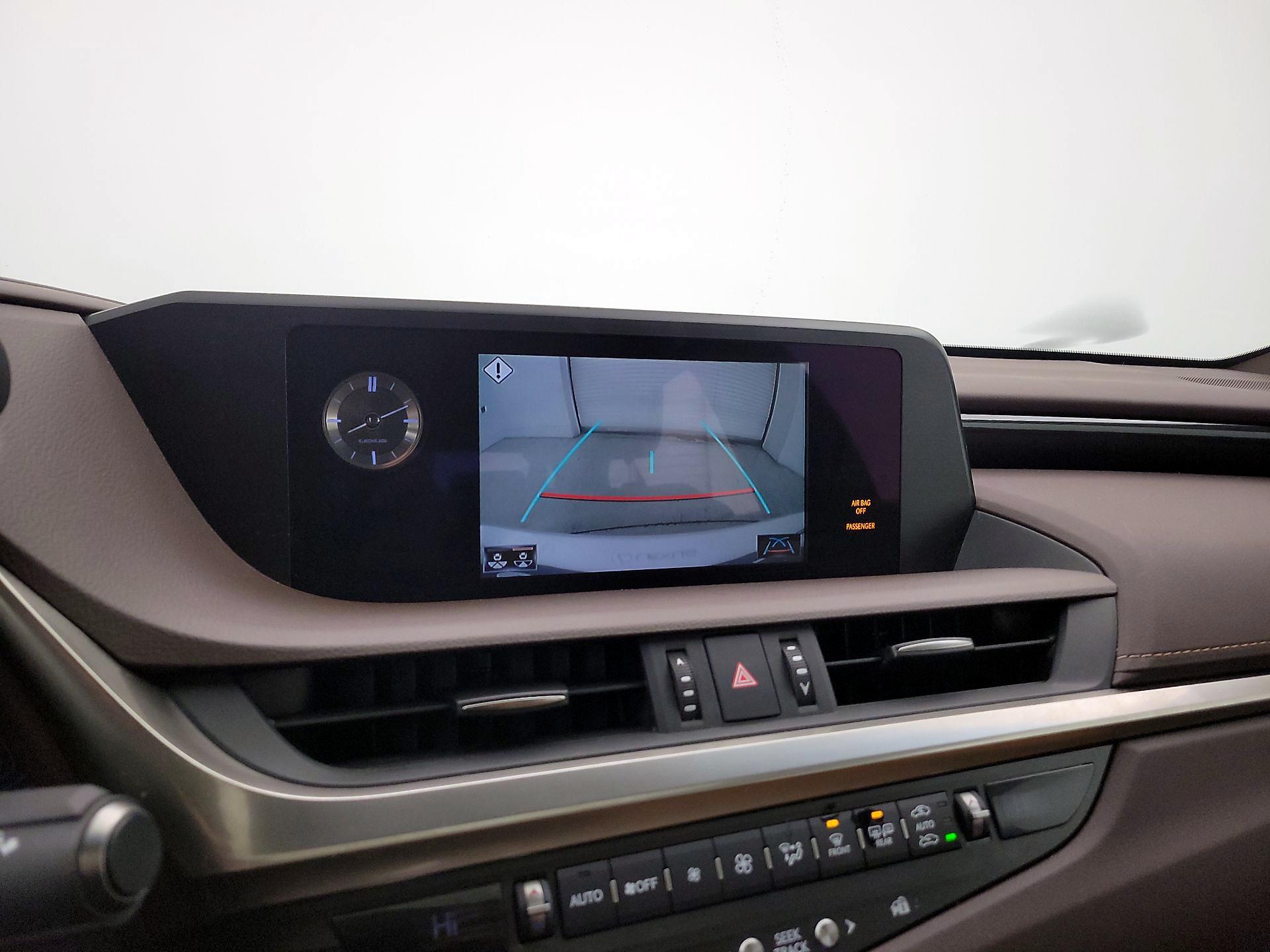 Thumbnail: 2021 Lexus ES - 14