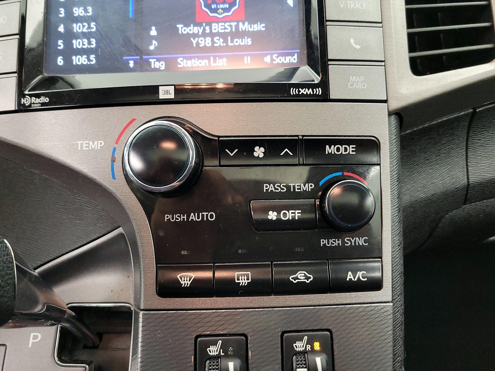 Thumbnail: 2015 Toyota Venza - 17