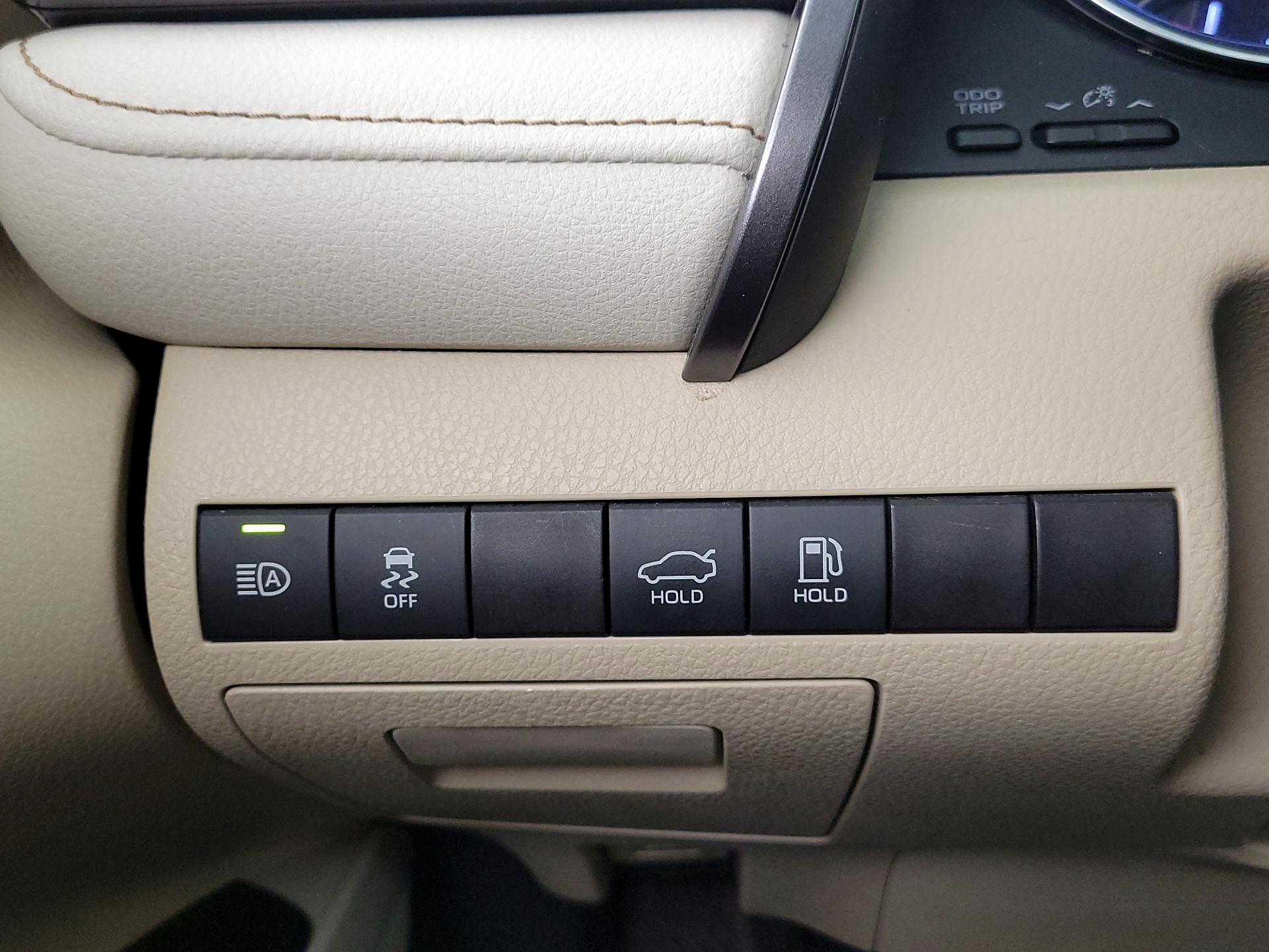 Thumbnail: 2020 Toyota Camry - 13