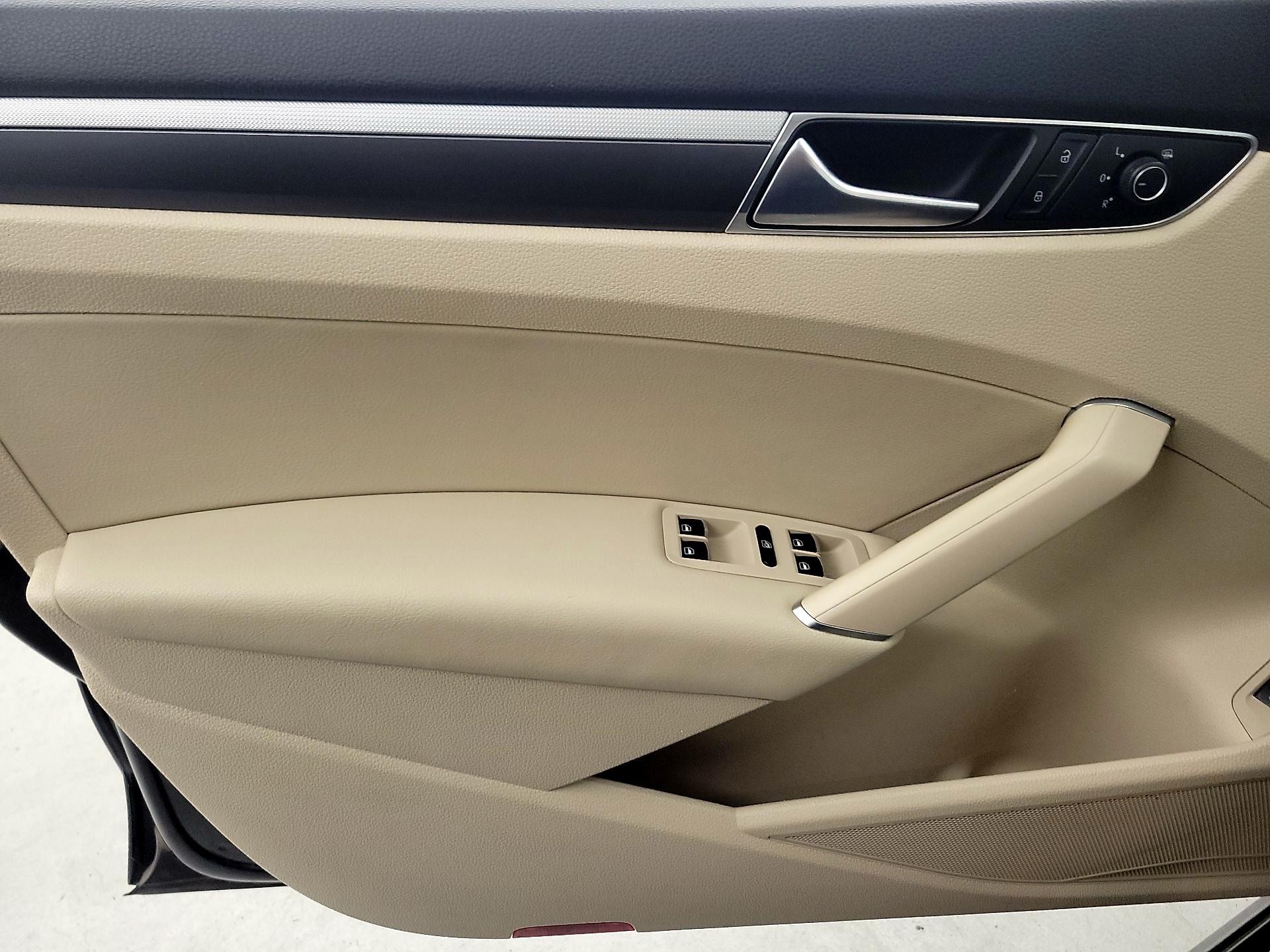 Thumbnail: 2017 Volkswagen Passat - 12