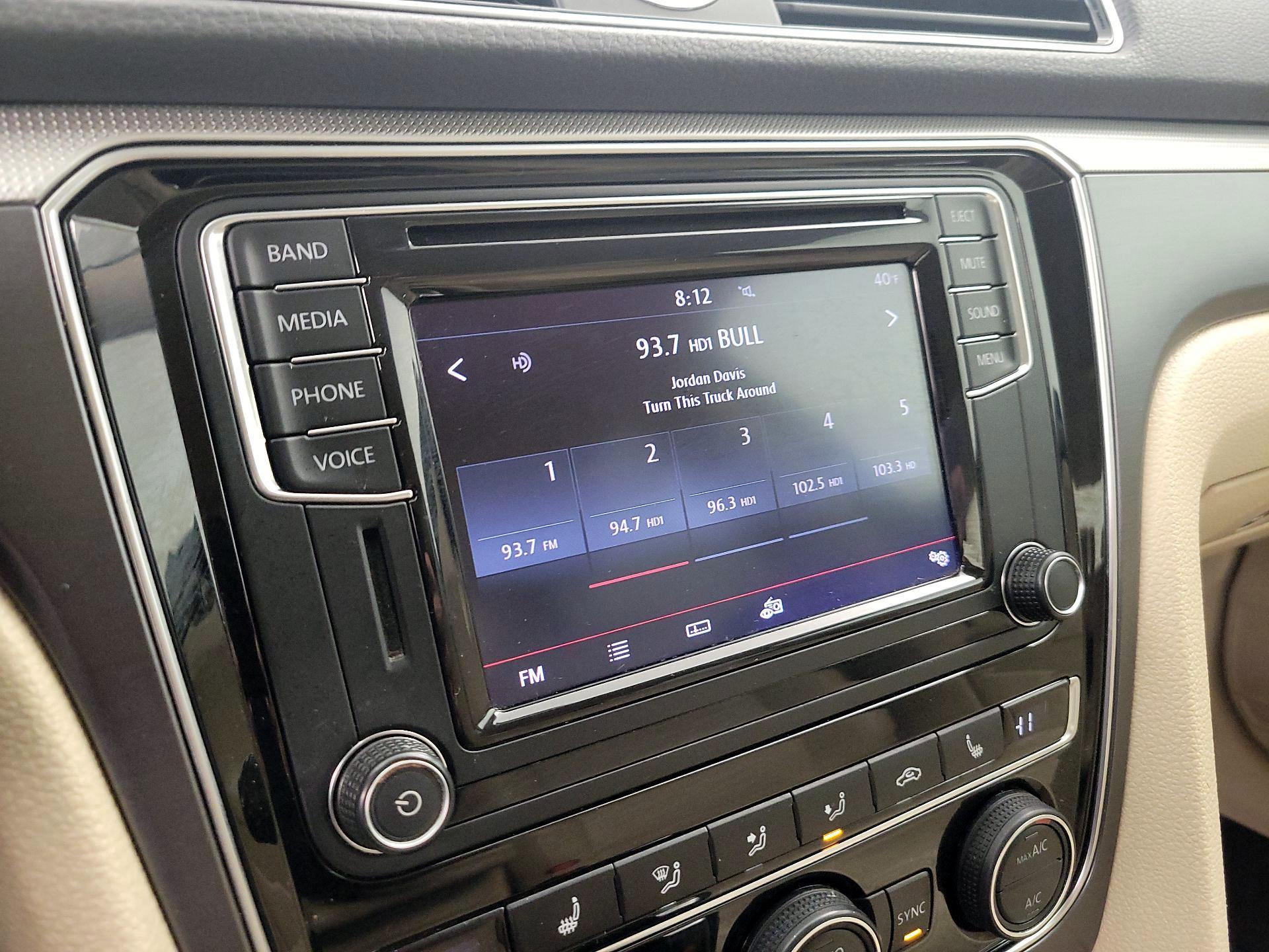 Thumbnail: 2017 Volkswagen Passat - 15