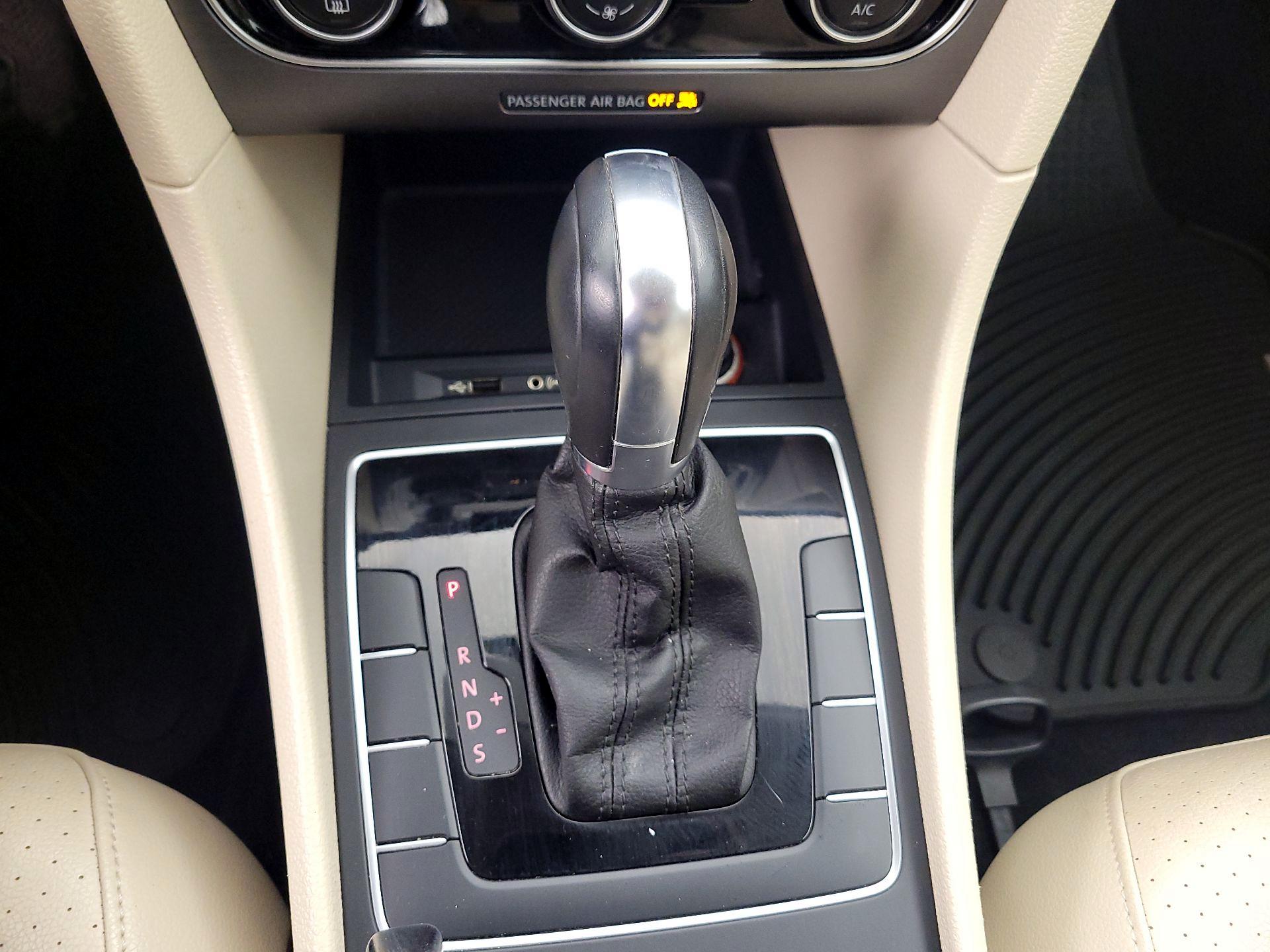 Thumbnail: 2017 Volkswagen Passat - 17