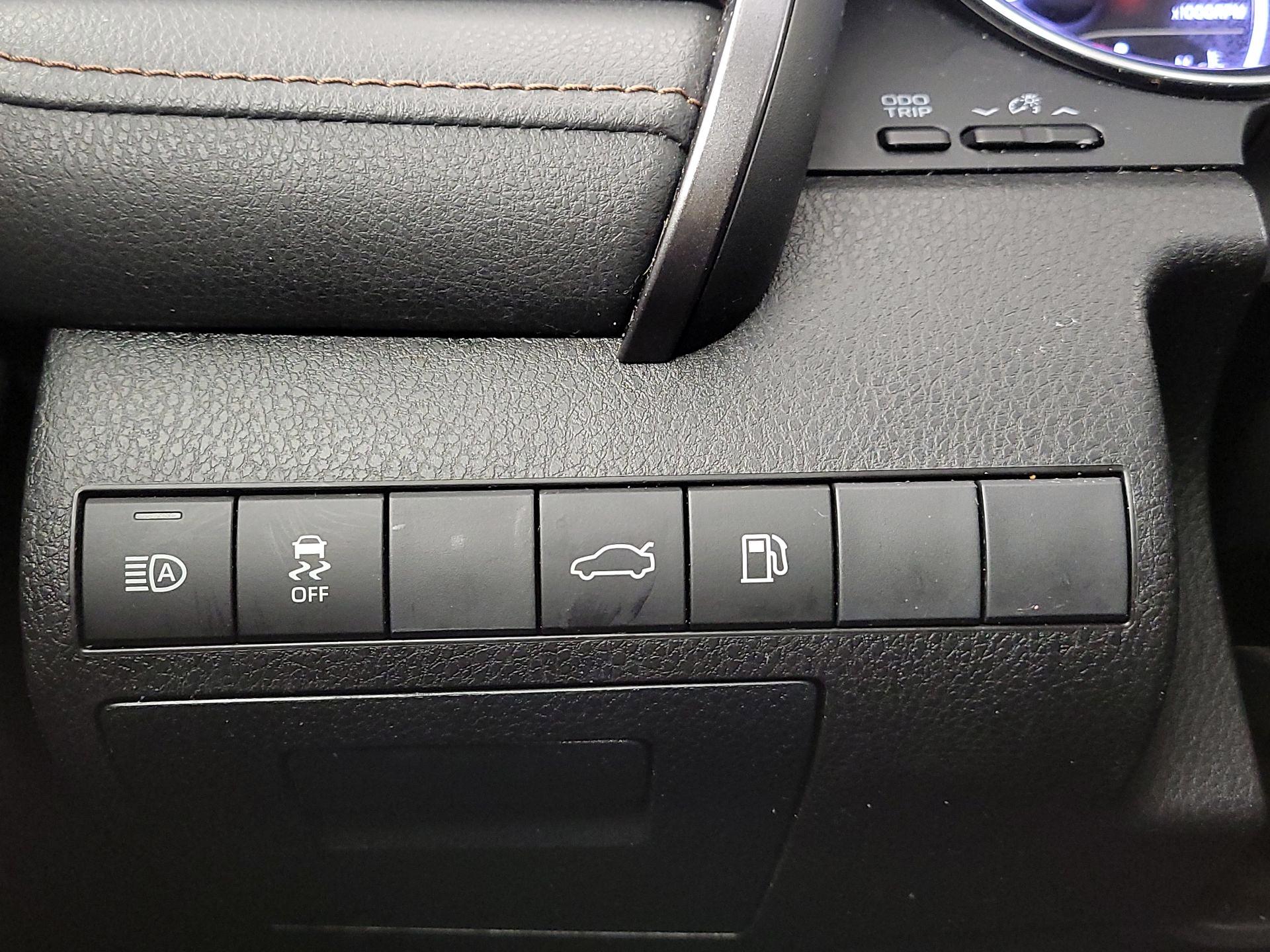 Thumbnail: 2018 Toyota Camry - 13