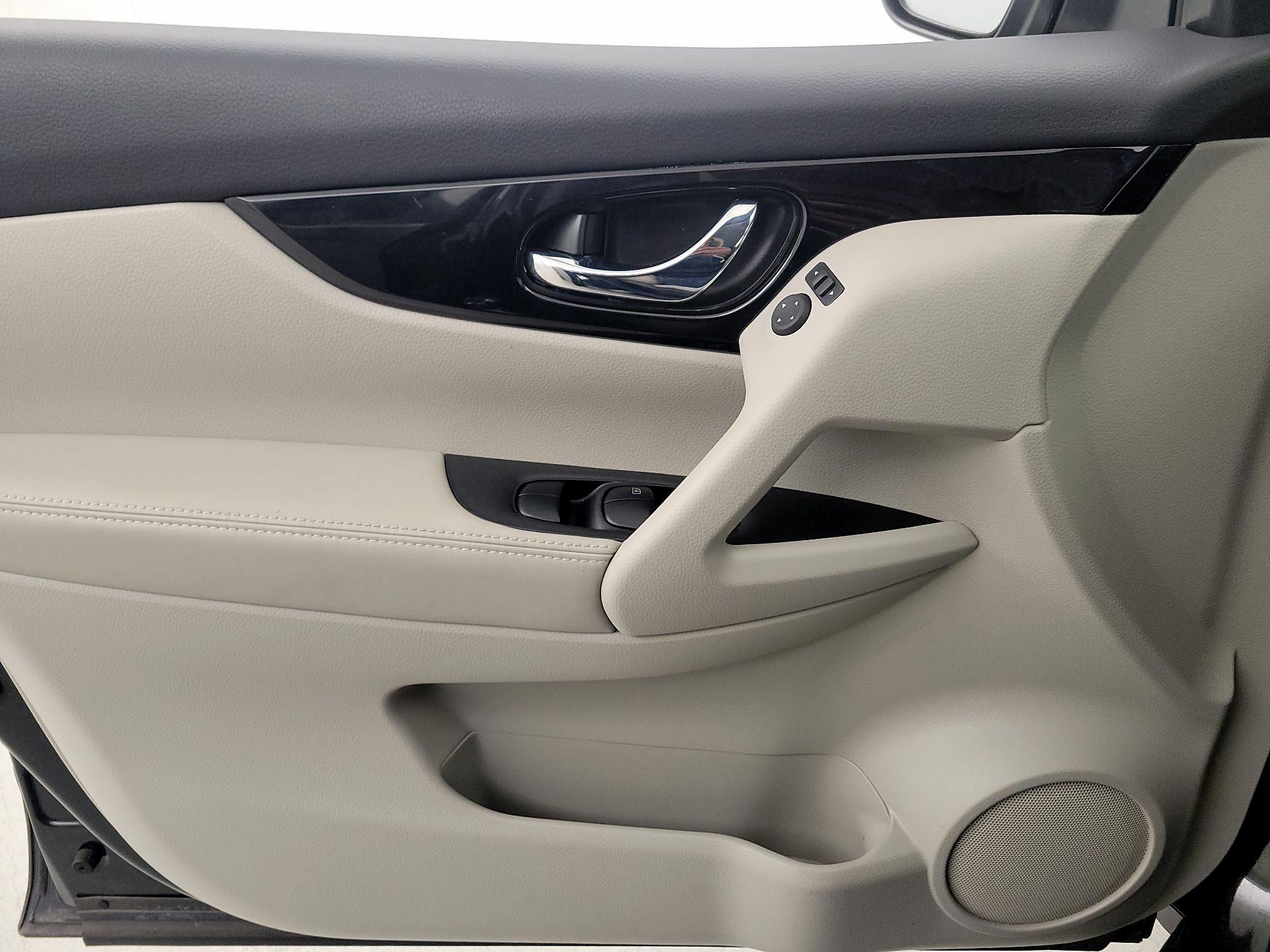 Thumbnail: 2022 Nissan Rogue Sport - 12