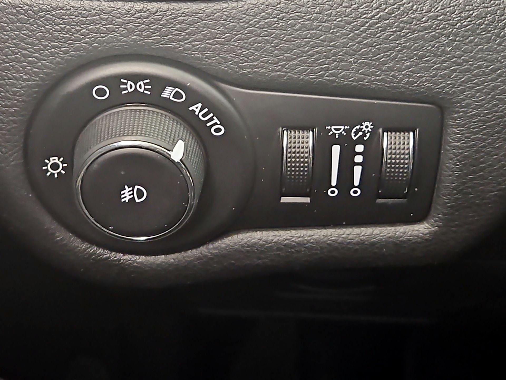 Thumbnail: 2015 Jeep Cherokee - 13