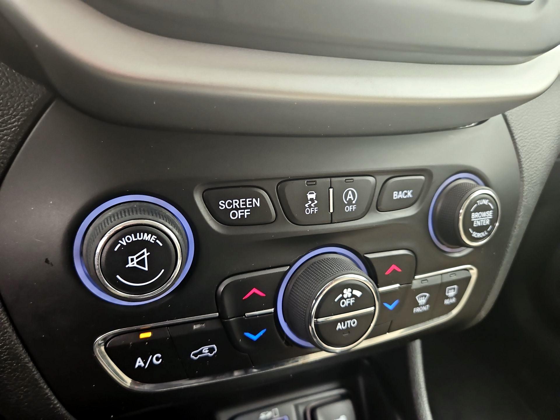 Thumbnail: 2015 Jeep Cherokee - 17