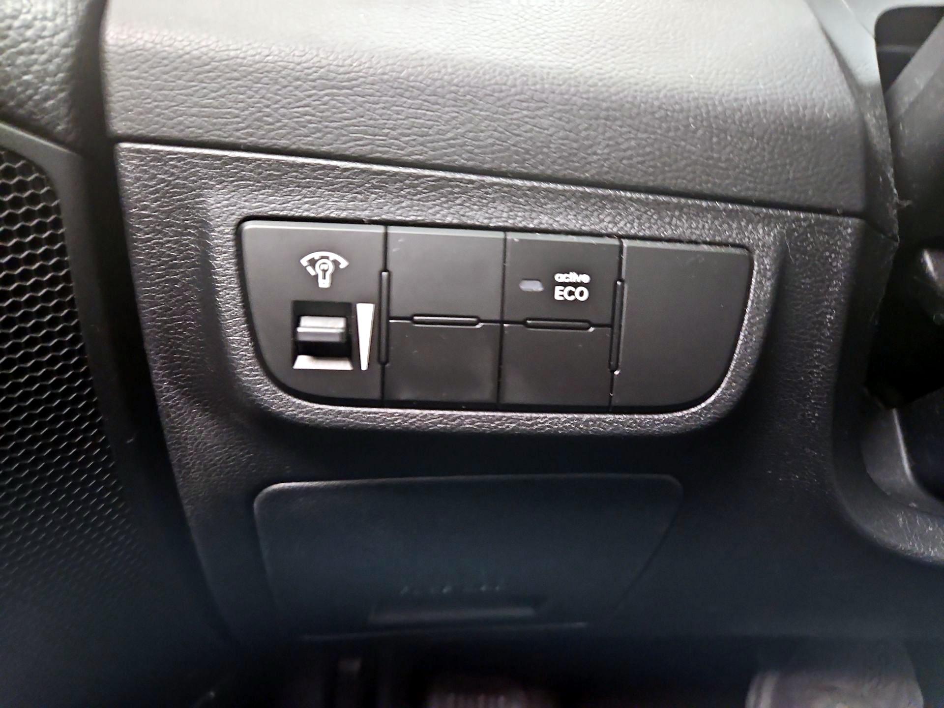 Thumbnail: 2014 Hyundai Veloster - 13