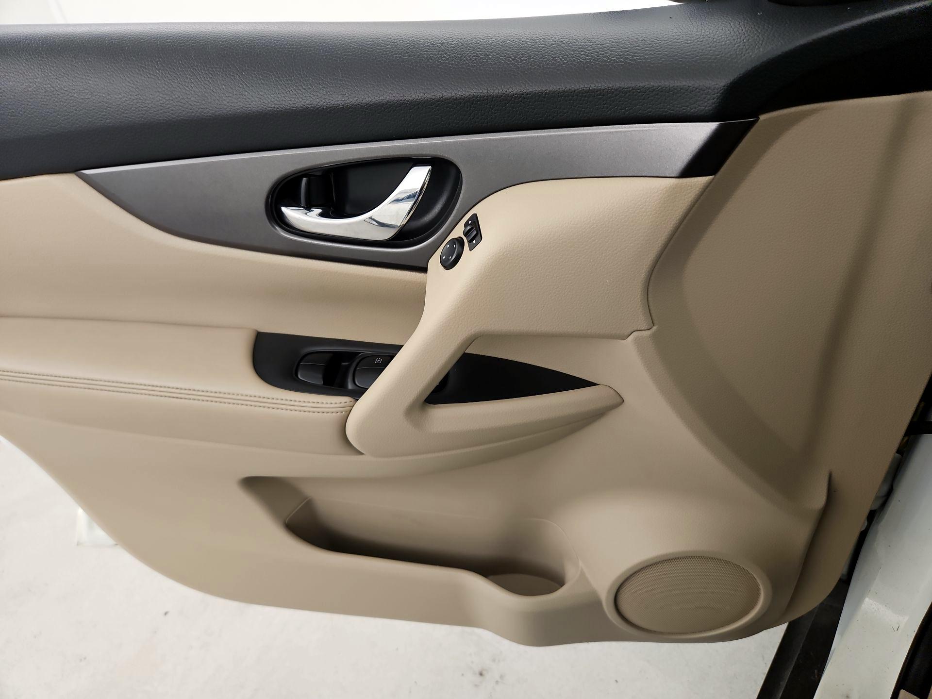 Thumbnail: 2015 Nissan Rogue - 12