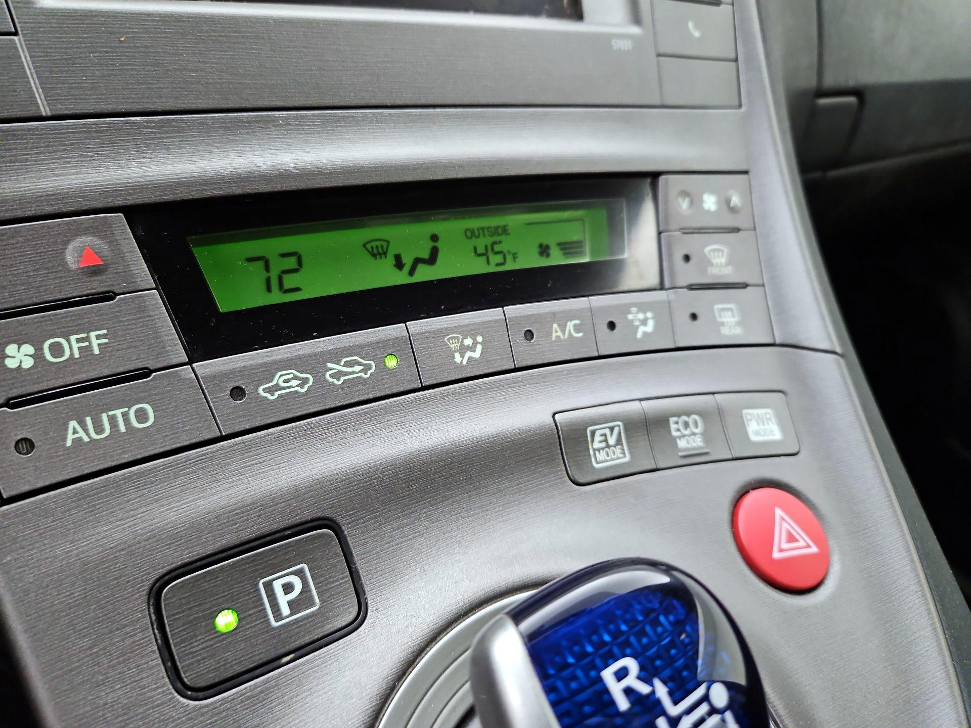 Thumbnail: 2015 Toyota Prius - 16