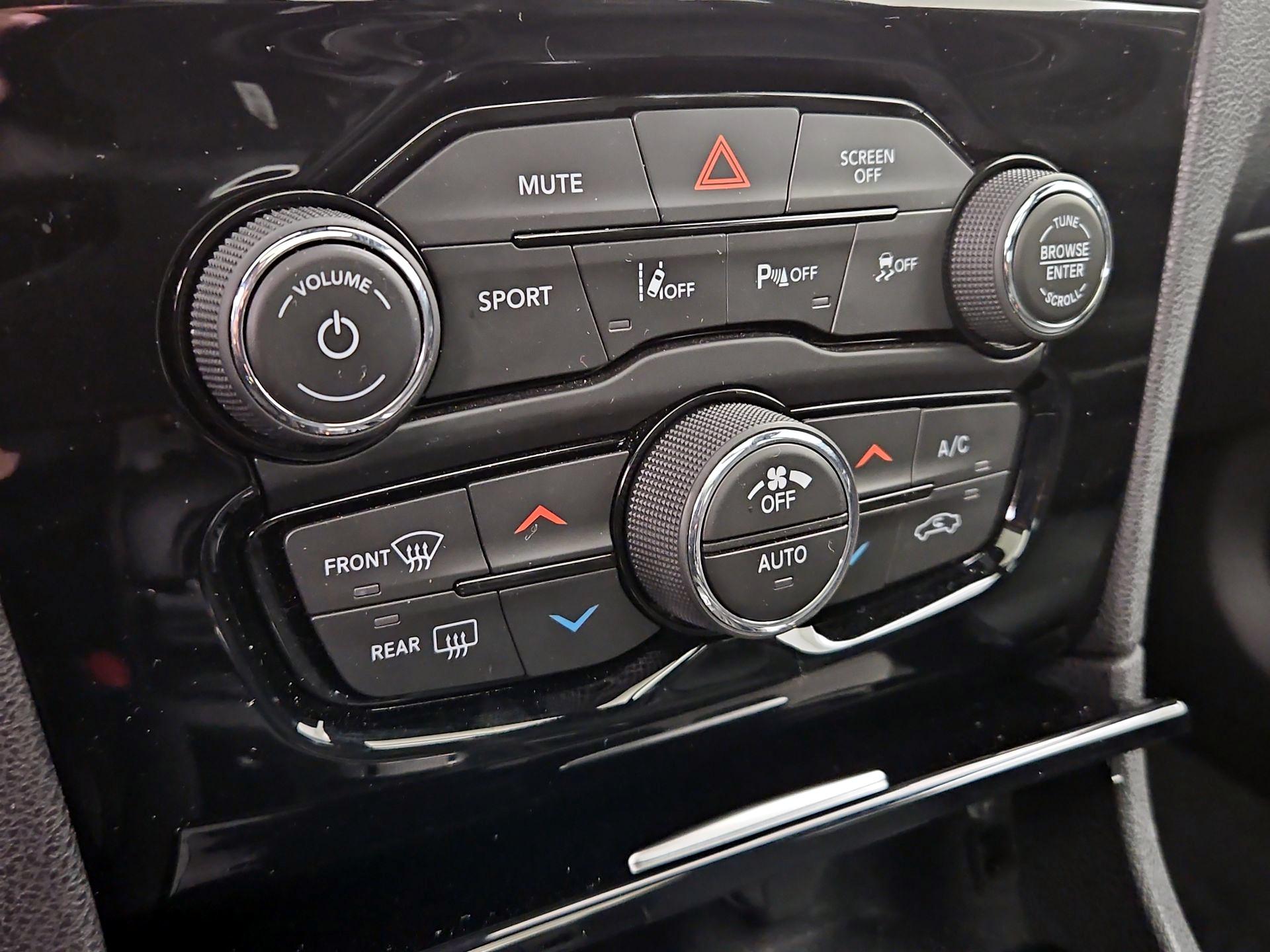 Thumbnail: 2023 Chrysler 300 - 17