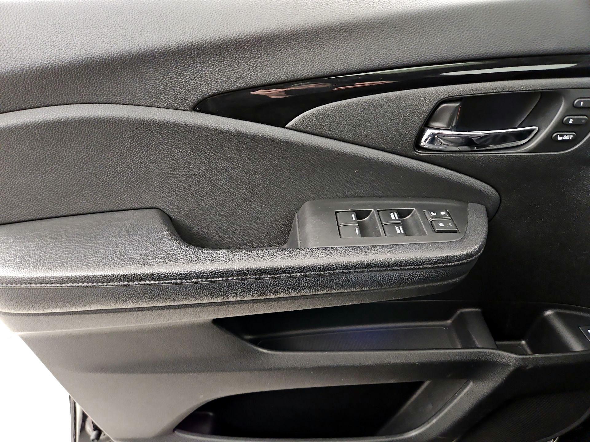 Thumbnail: 2017 Honda Pilot - 12