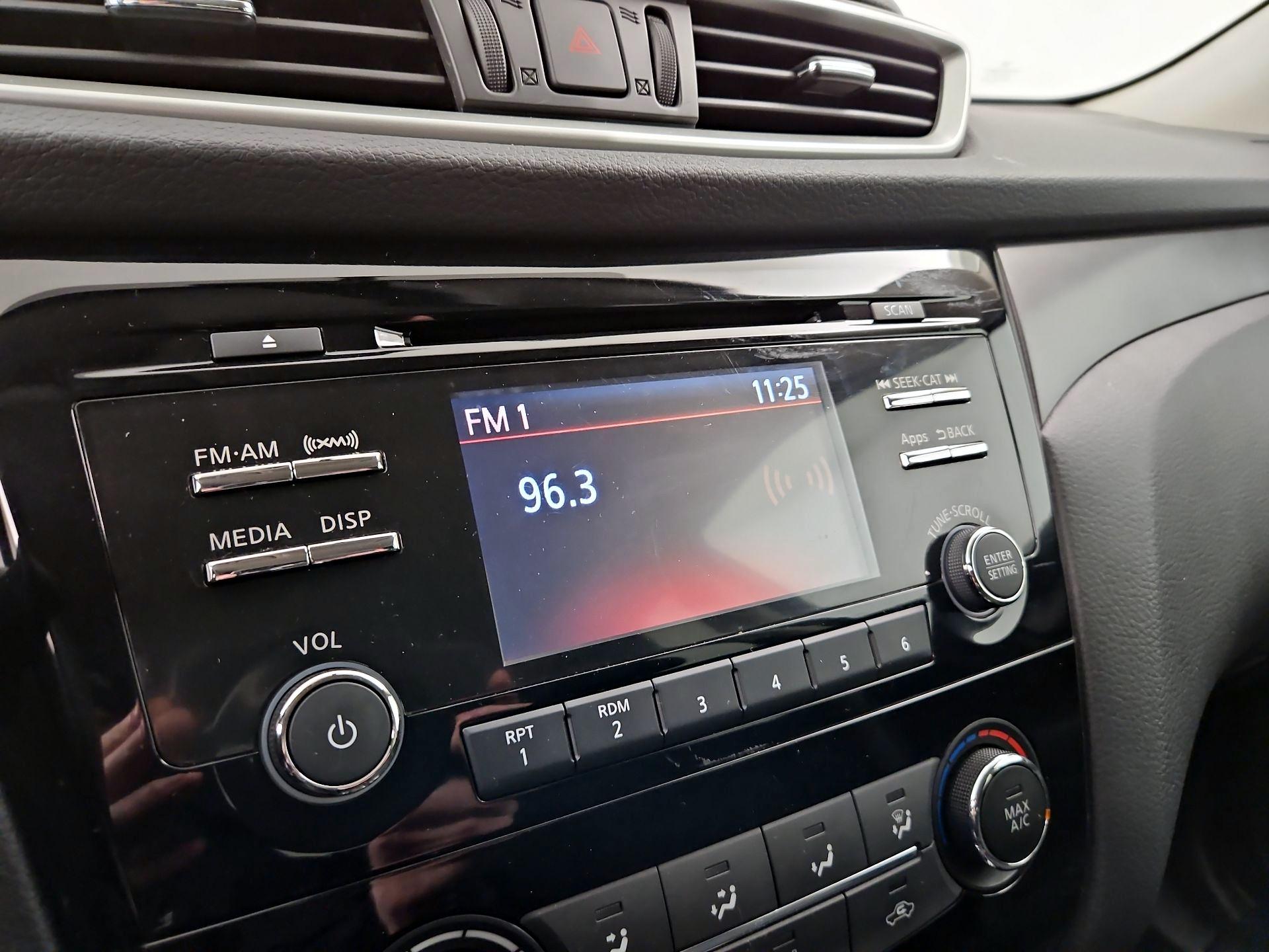 Thumbnail: 2016 Nissan Rogue - 15