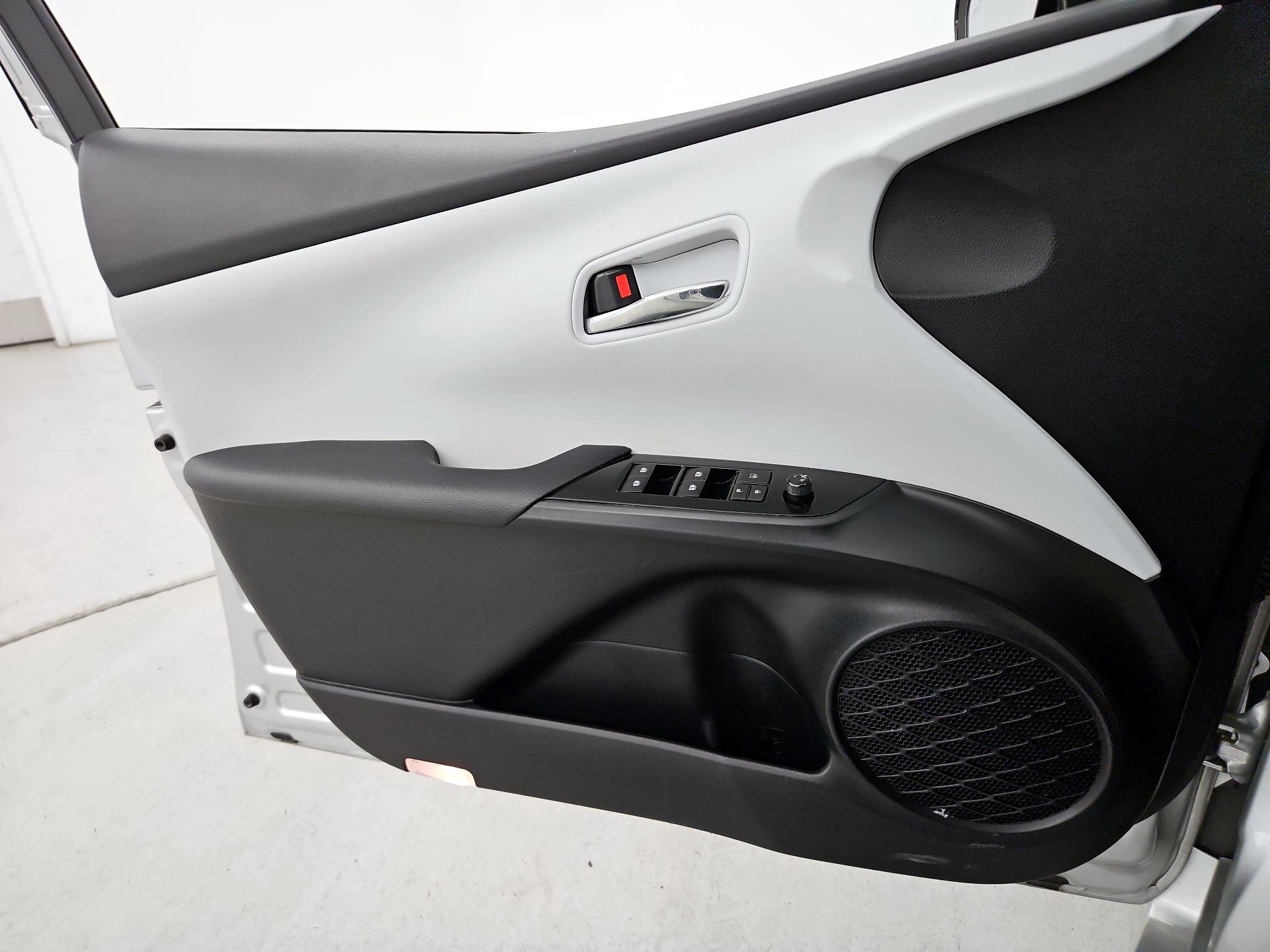 Thumbnail: 2017 Toyota Prius - 12