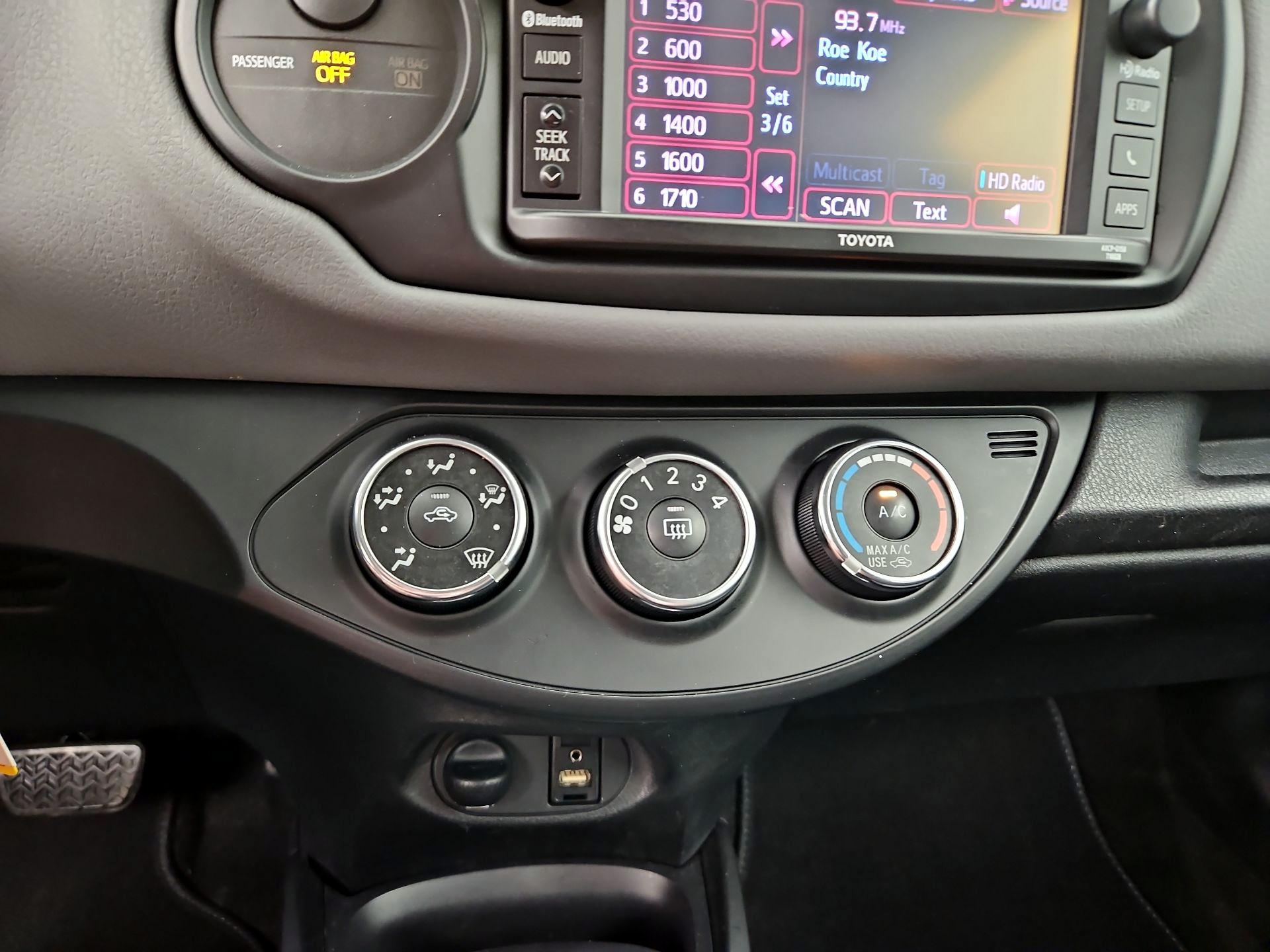 Thumbnail: 2015 Toyota Yaris - 15