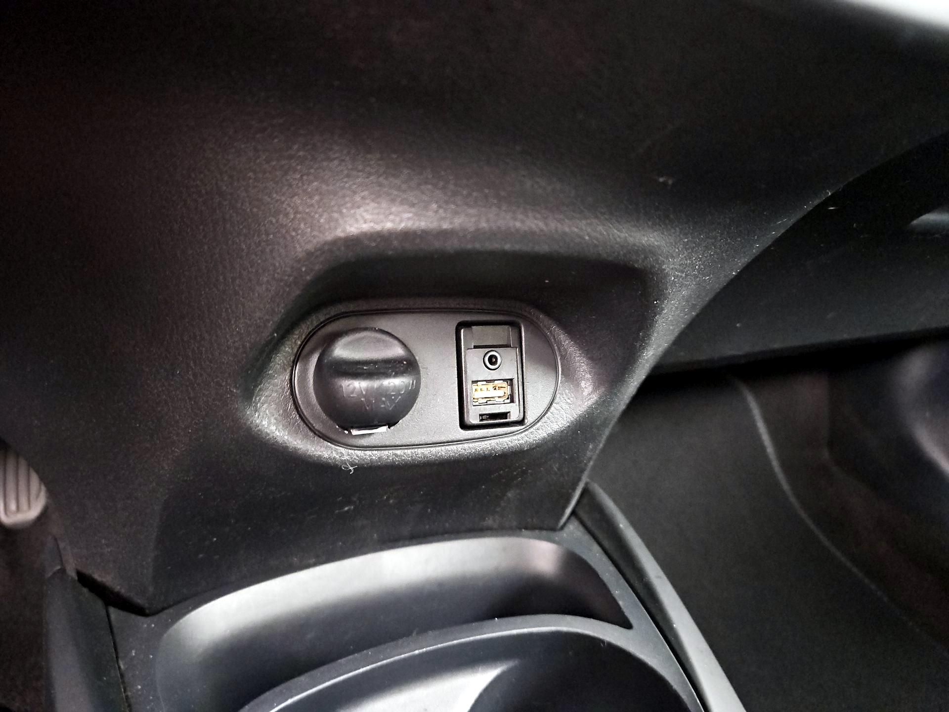 Thumbnail: 2015 Toyota Yaris - 17