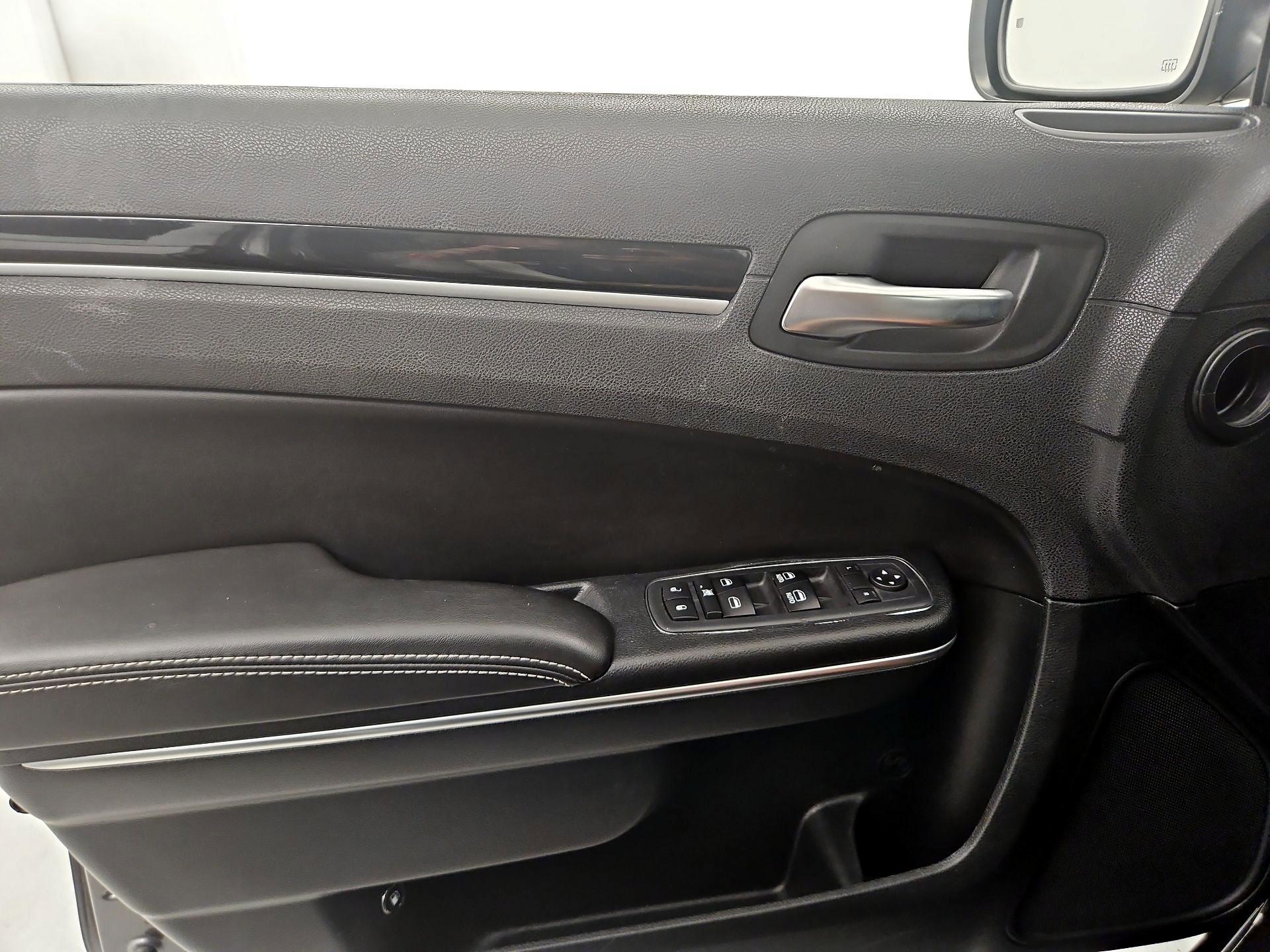 Thumbnail: 2018 Chrysler 300 - 12