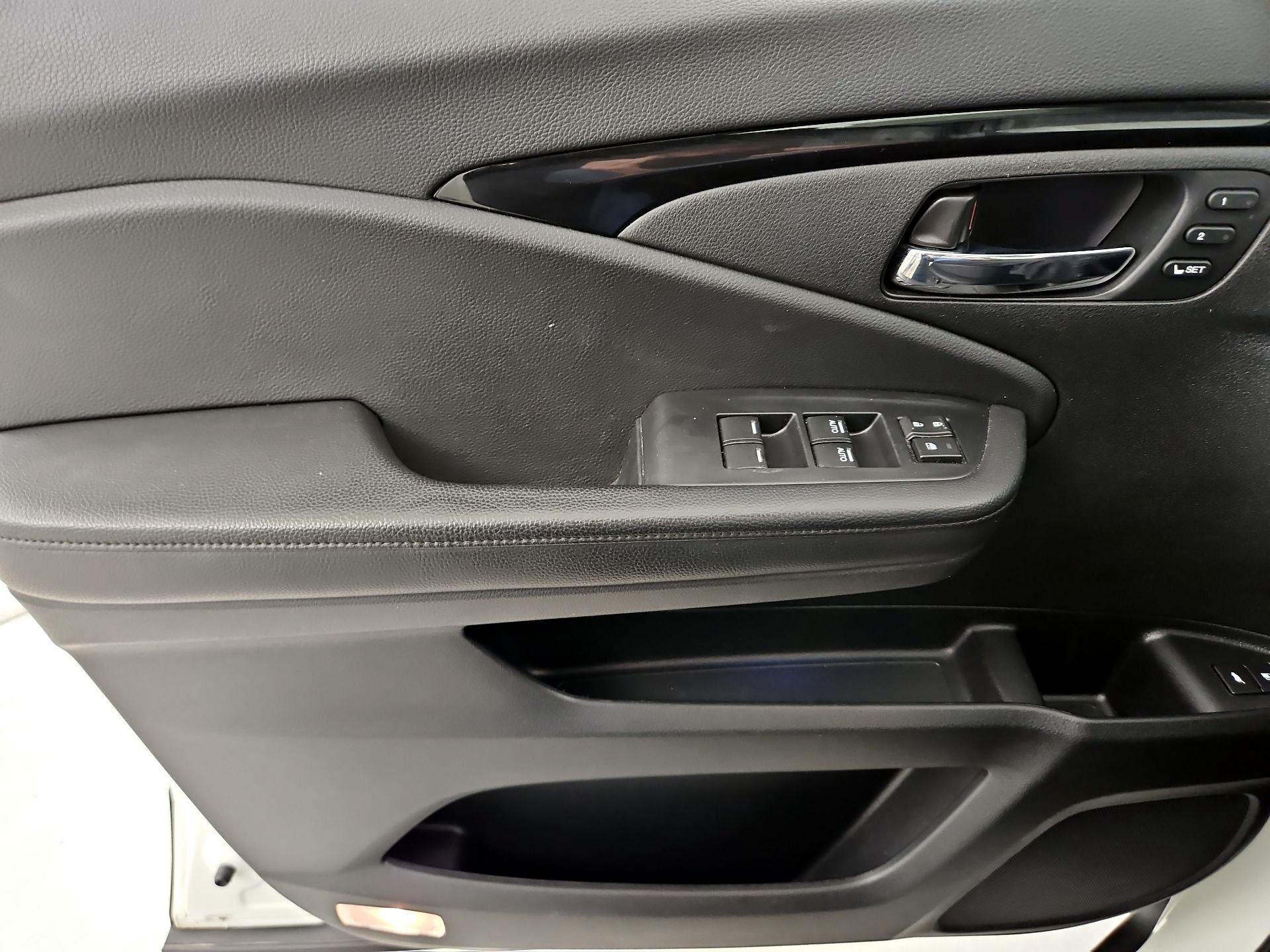 Thumbnail: 2019 Honda Pilot - 12