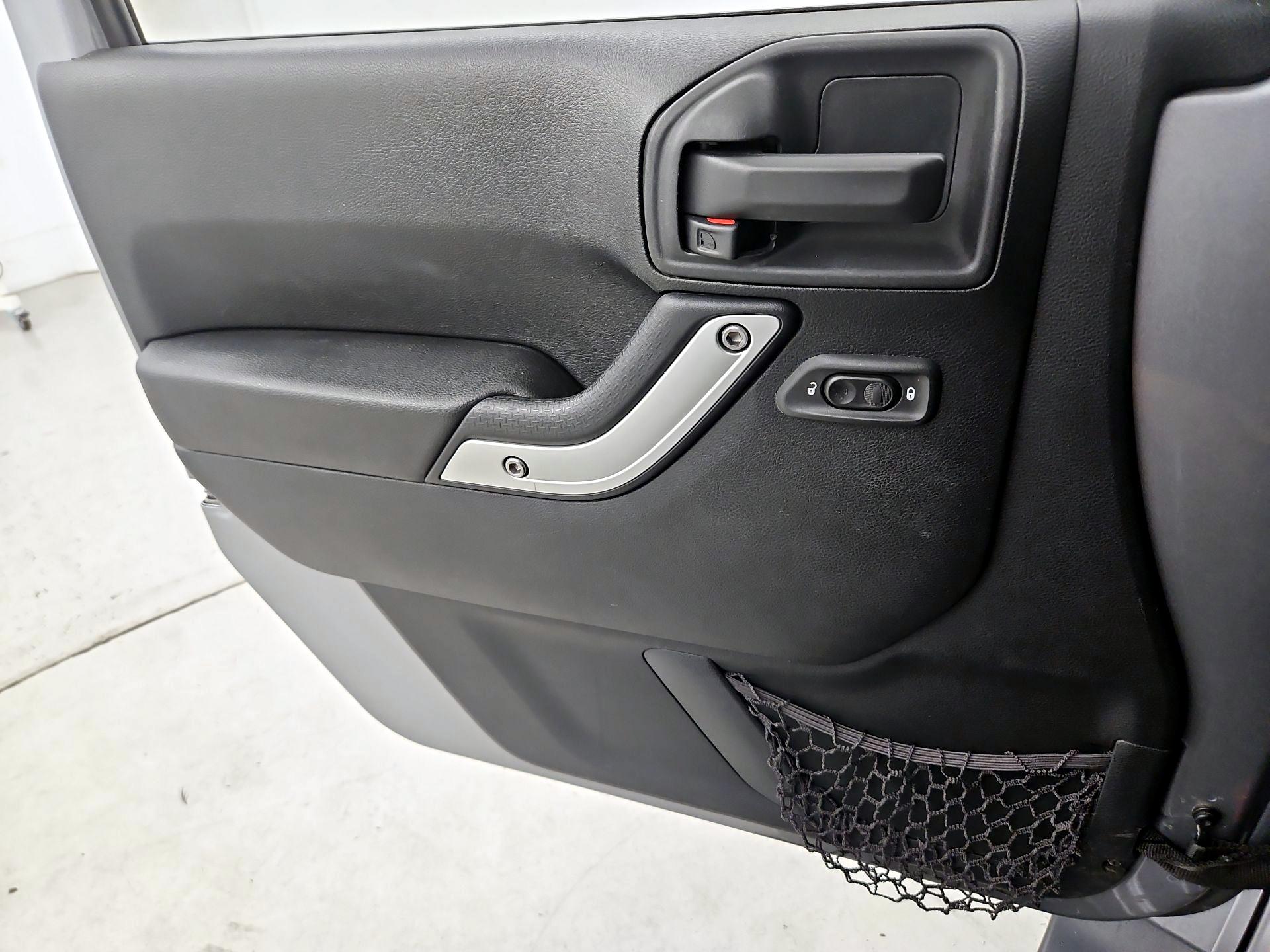 Thumbnail: 2016 Jeep Wrangler - 12