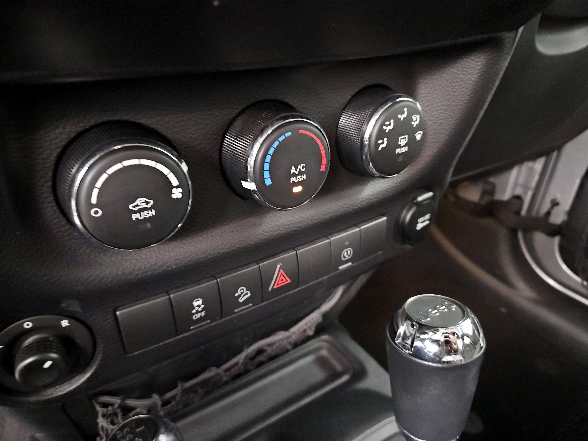 Thumbnail: 2016 Jeep Wrangler - 14