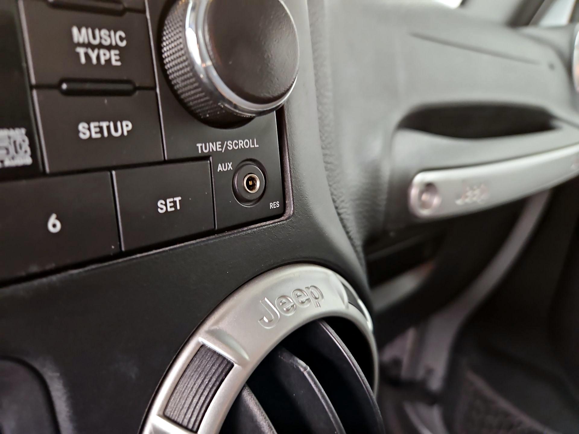 Thumbnail: 2016 Jeep Wrangler - 16