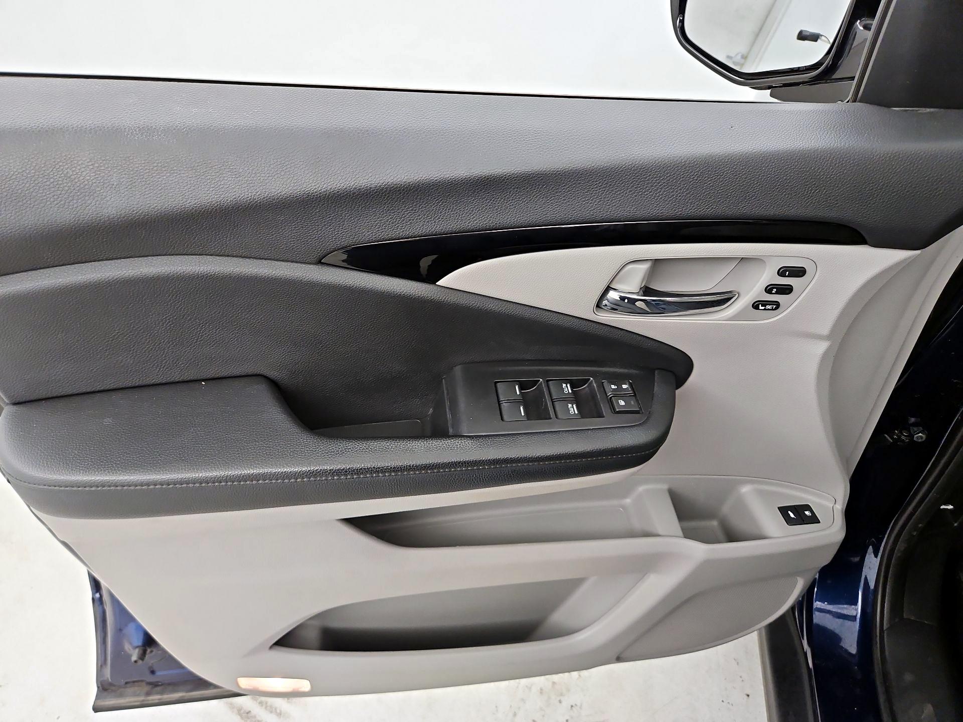 Thumbnail: 2019 Honda Pilot - 12