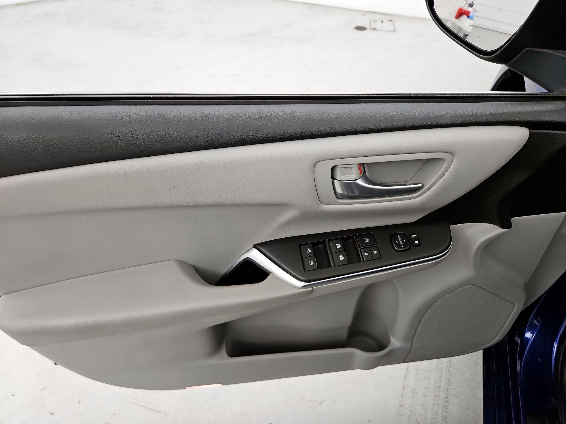 Thumbnail: 2016 Toyota Camry - 12