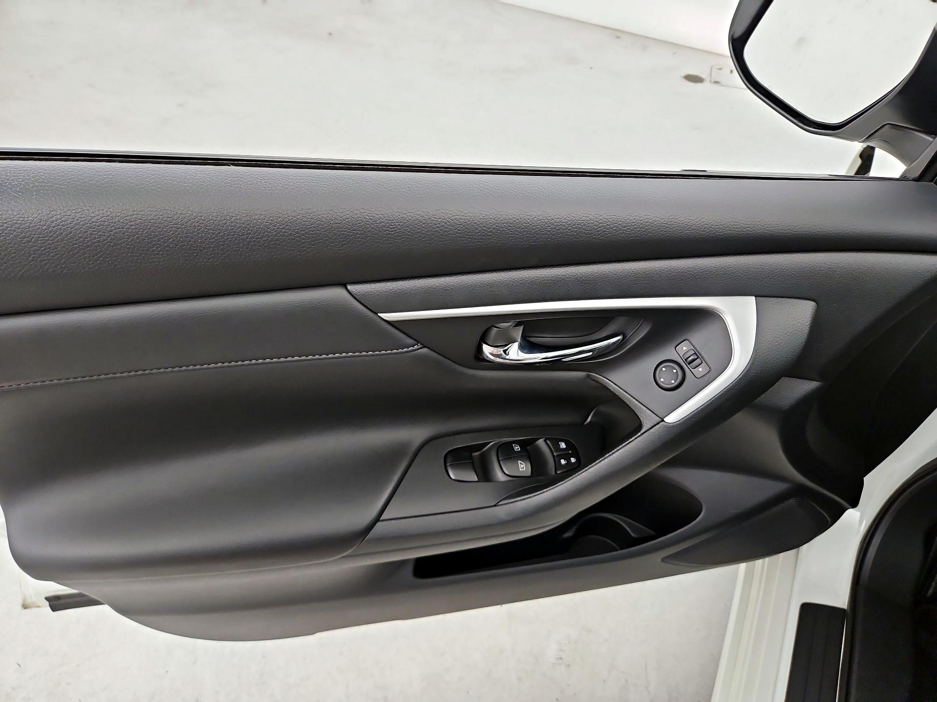 Thumbnail: 2017 Nissan Altima - 12