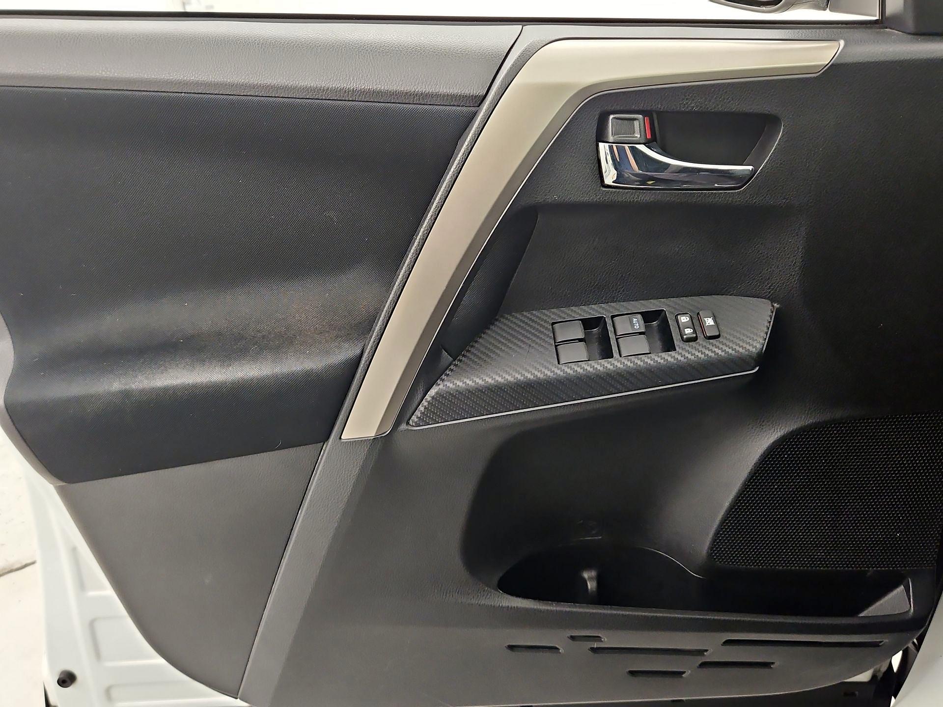 Thumbnail: 2015 Toyota RAV4 - 12