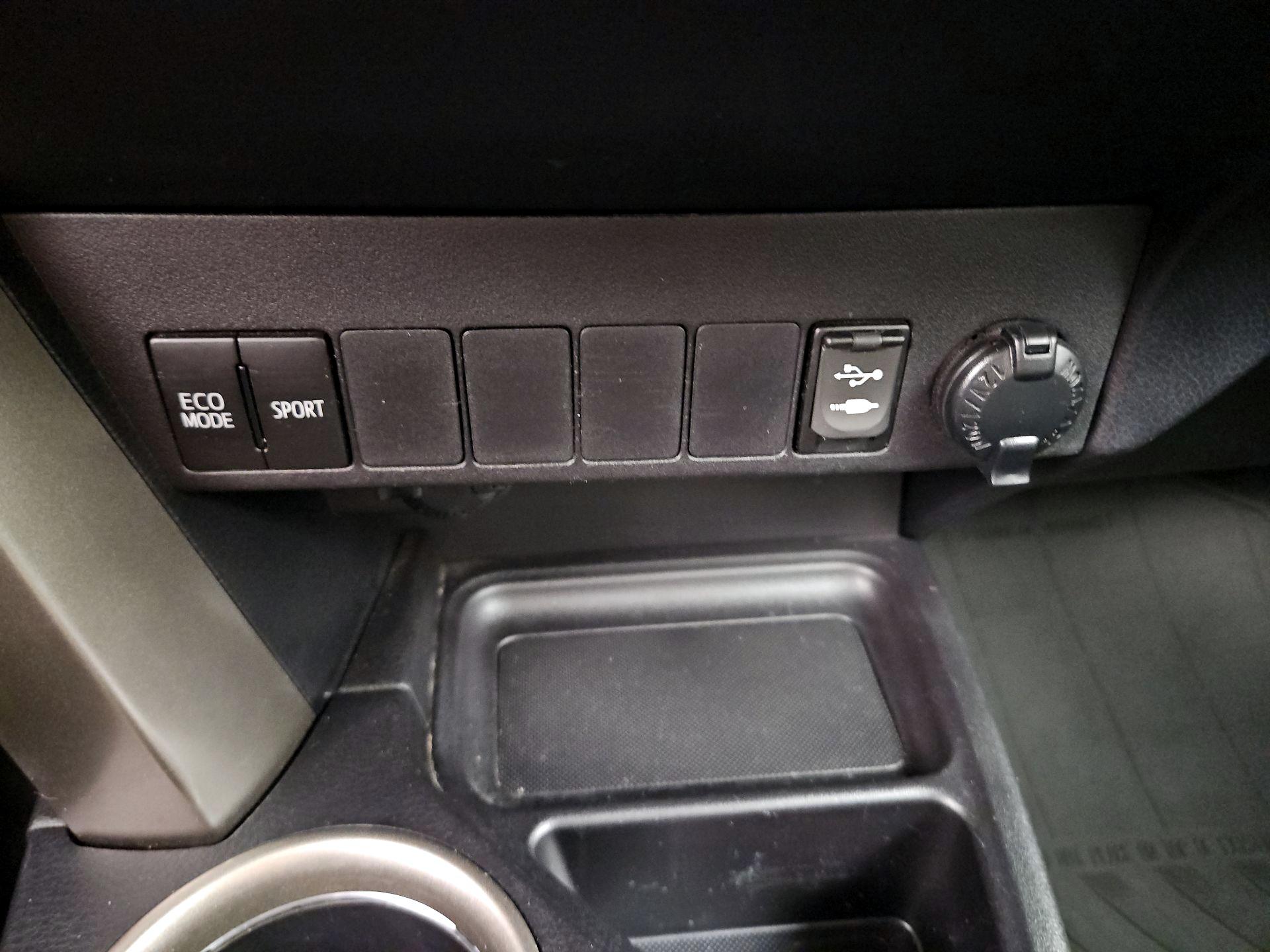 Thumbnail: 2015 Toyota RAV4 - 18