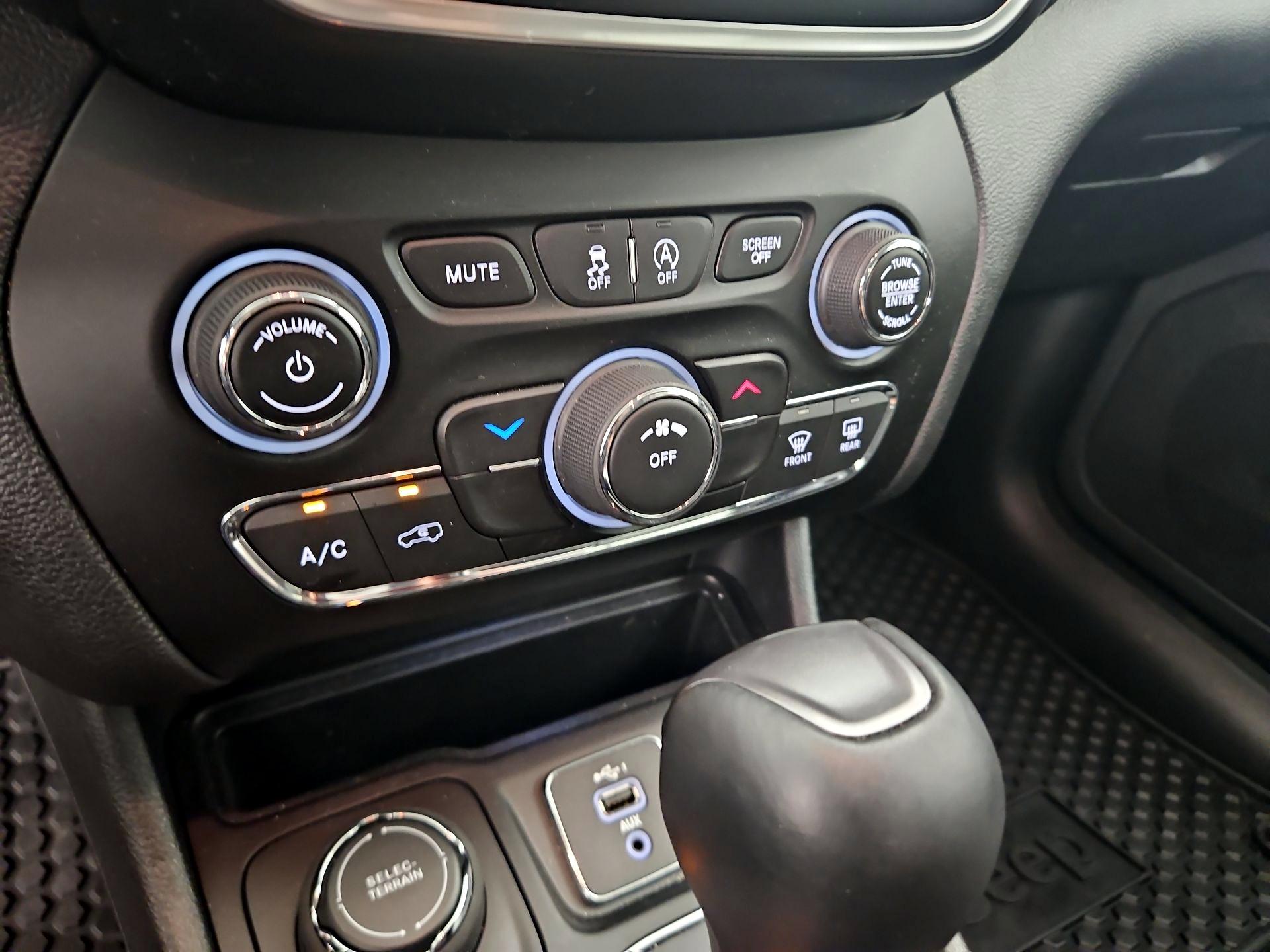 Thumbnail: 2020 Jeep Cherokee - 16