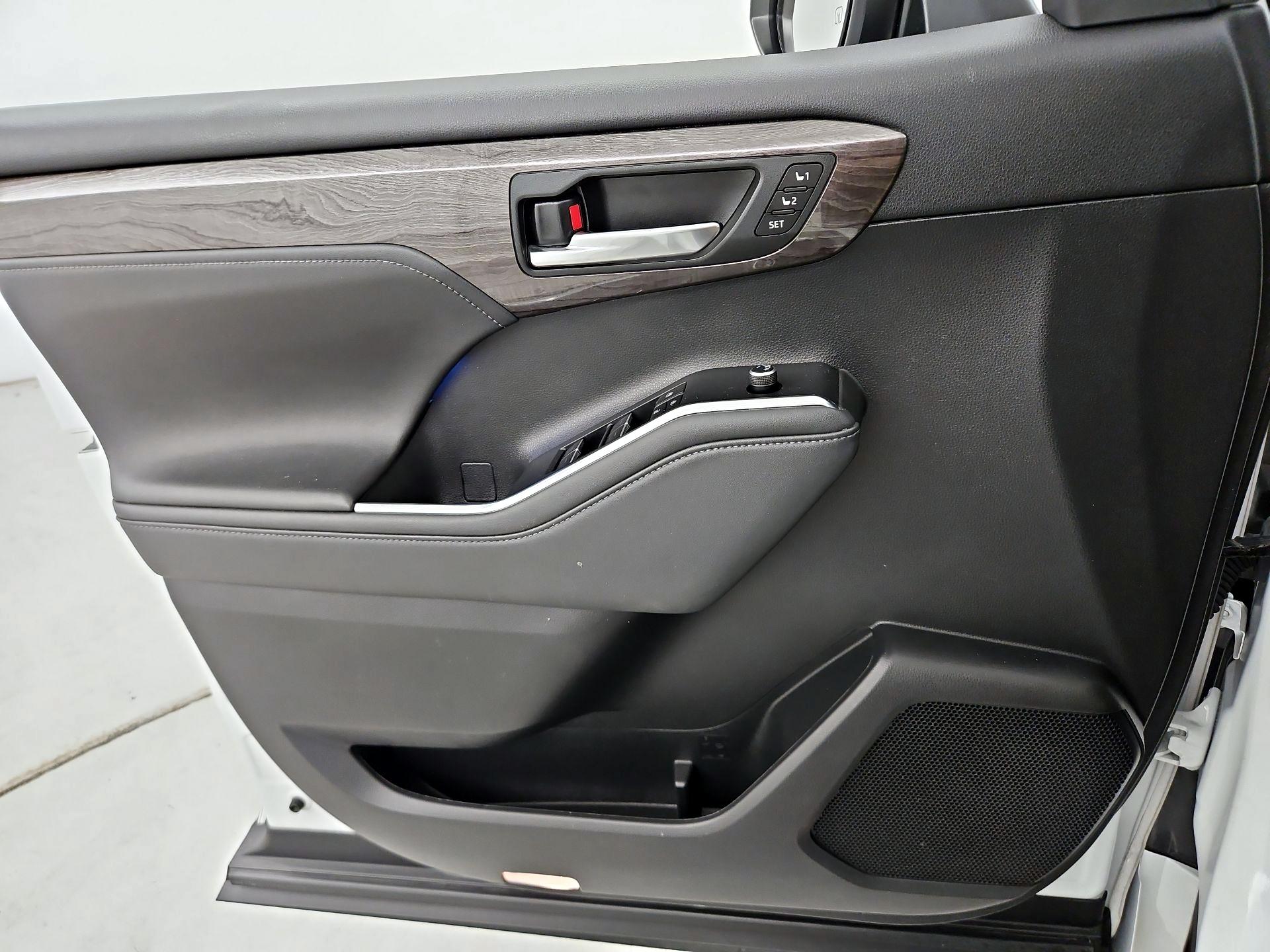 Thumbnail: 2022 Toyota Highlander - 12