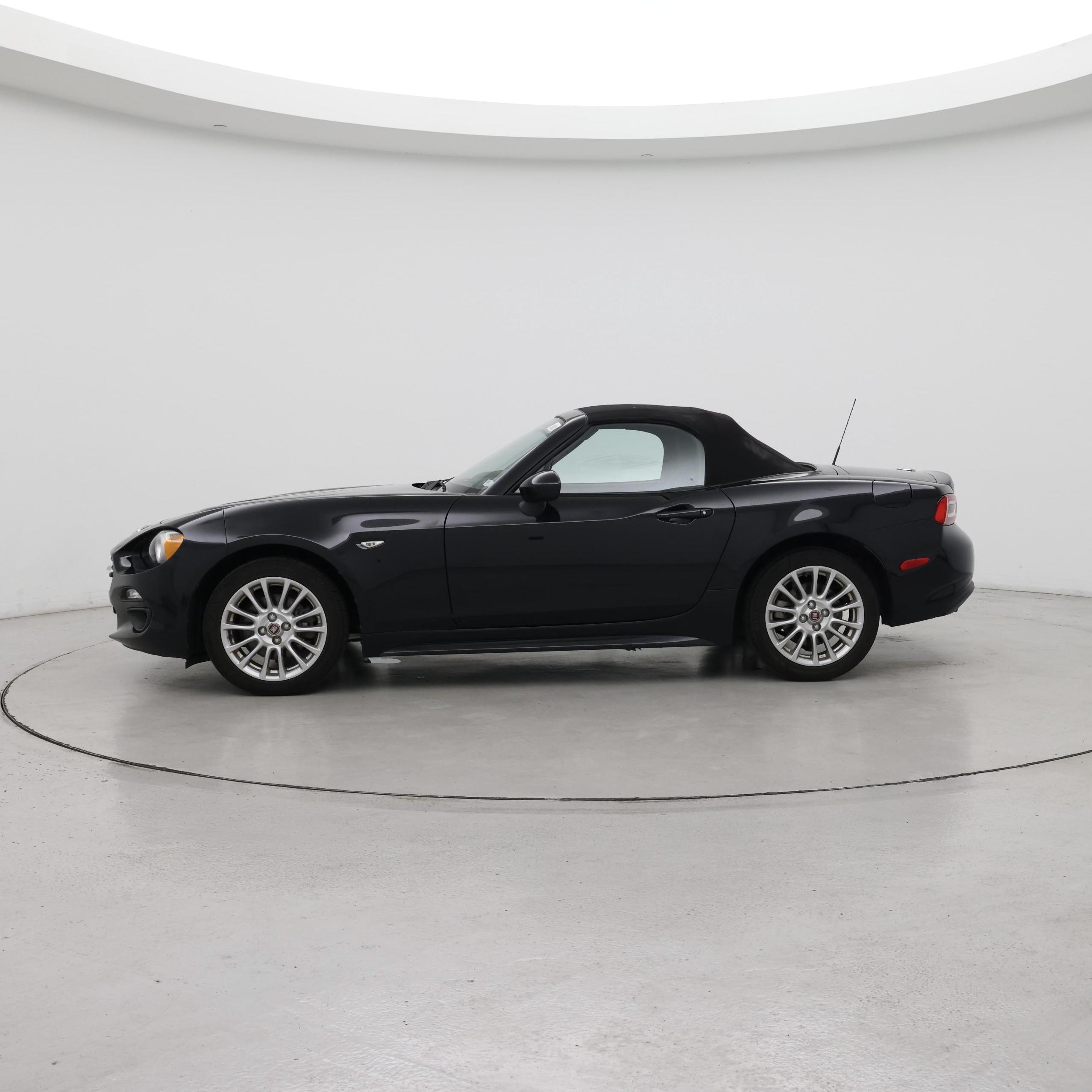 Thumbnail: 2017 Fiat 124 Spider - 3