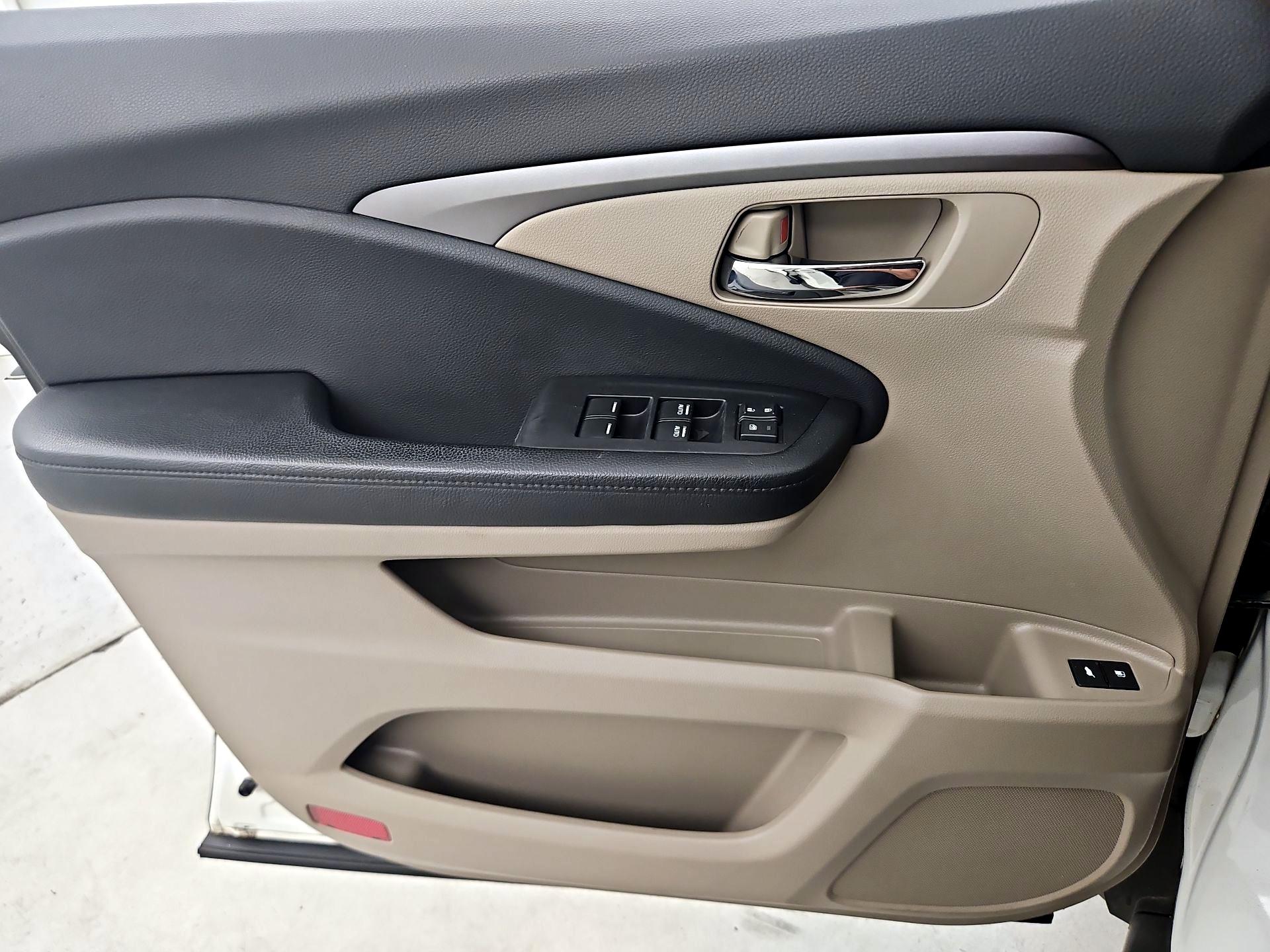 Thumbnail: 2017 Honda Pilot - 12