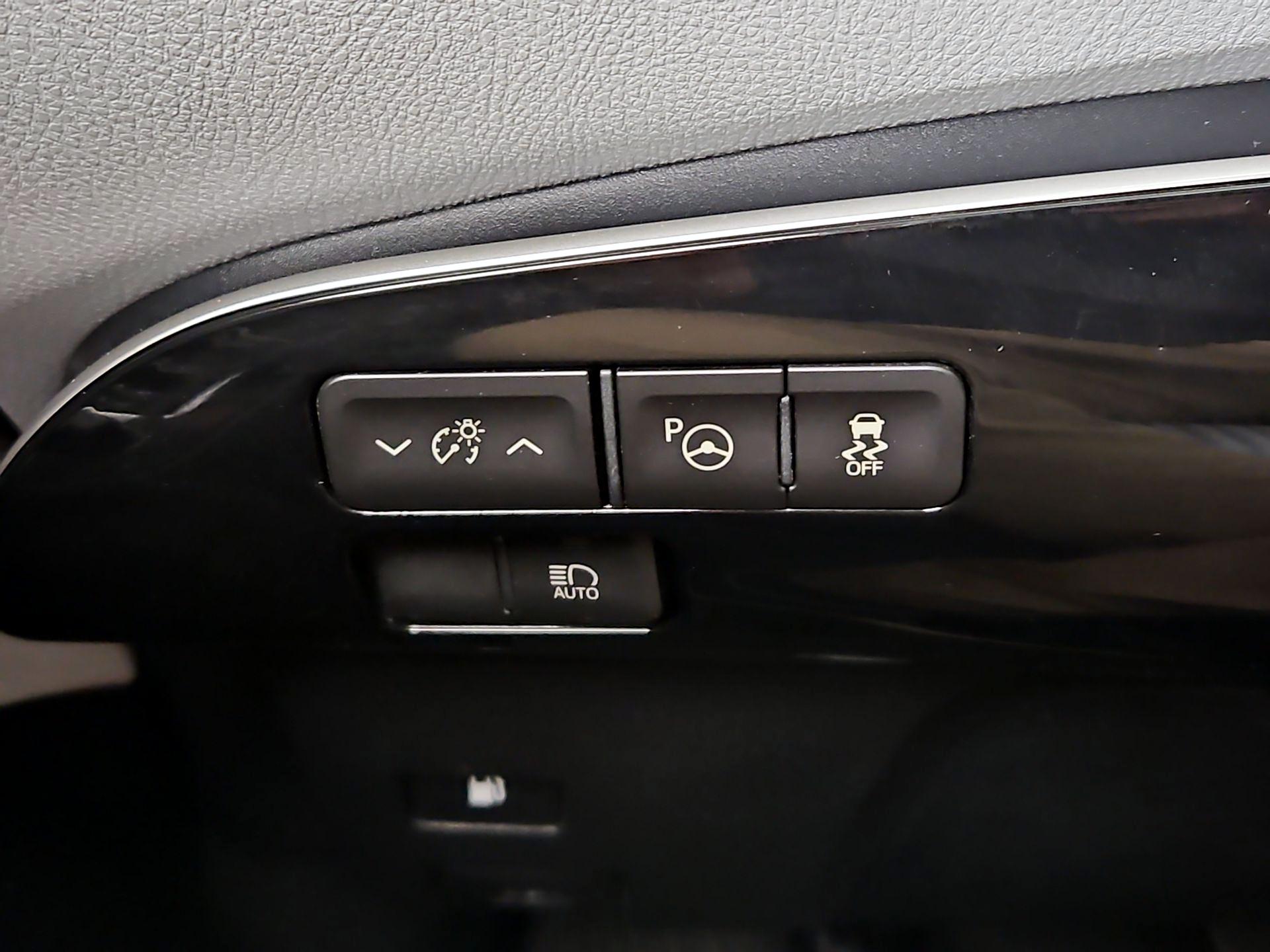 Thumbnail: 2017 Toyota Prius - 13