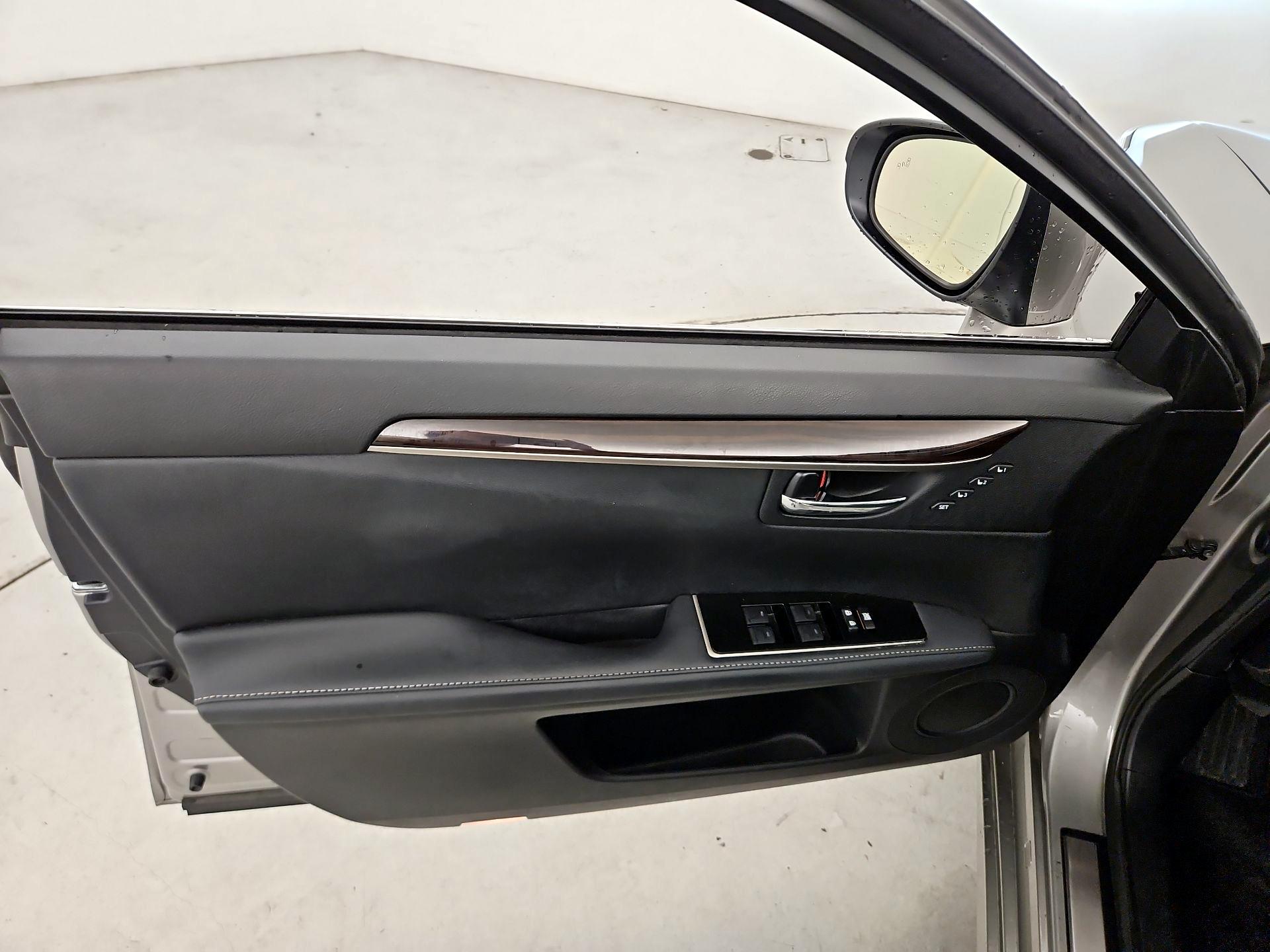 Thumbnail: 2018 Lexus ES - 12