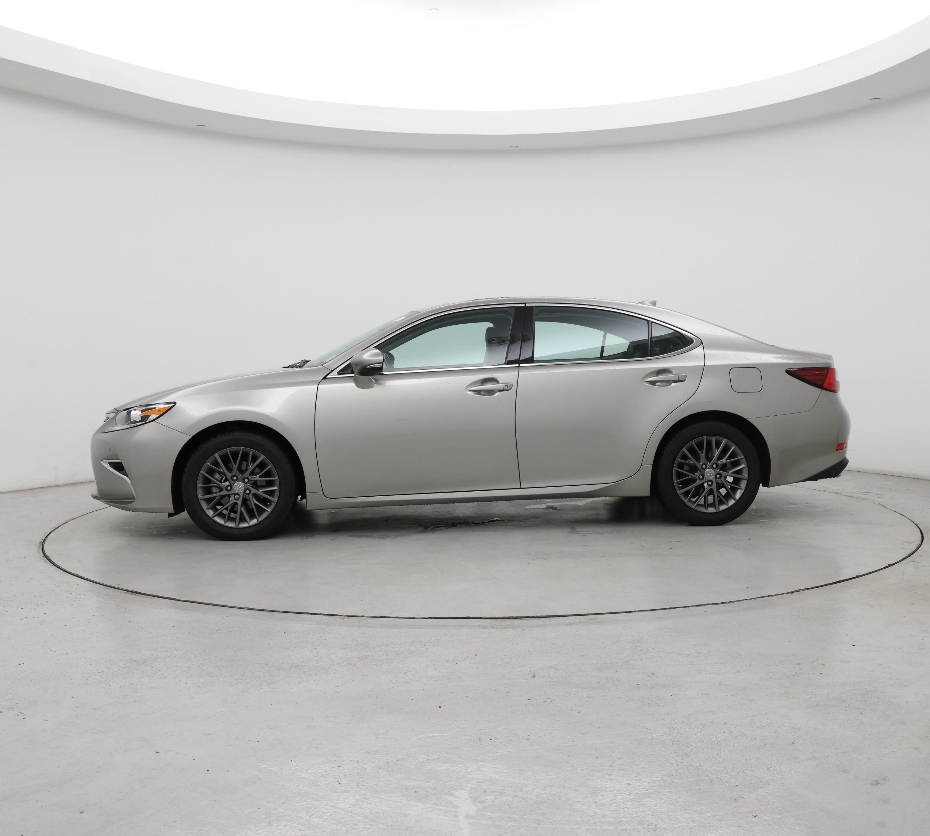 Thumbnail: 2018 Lexus ES - 3