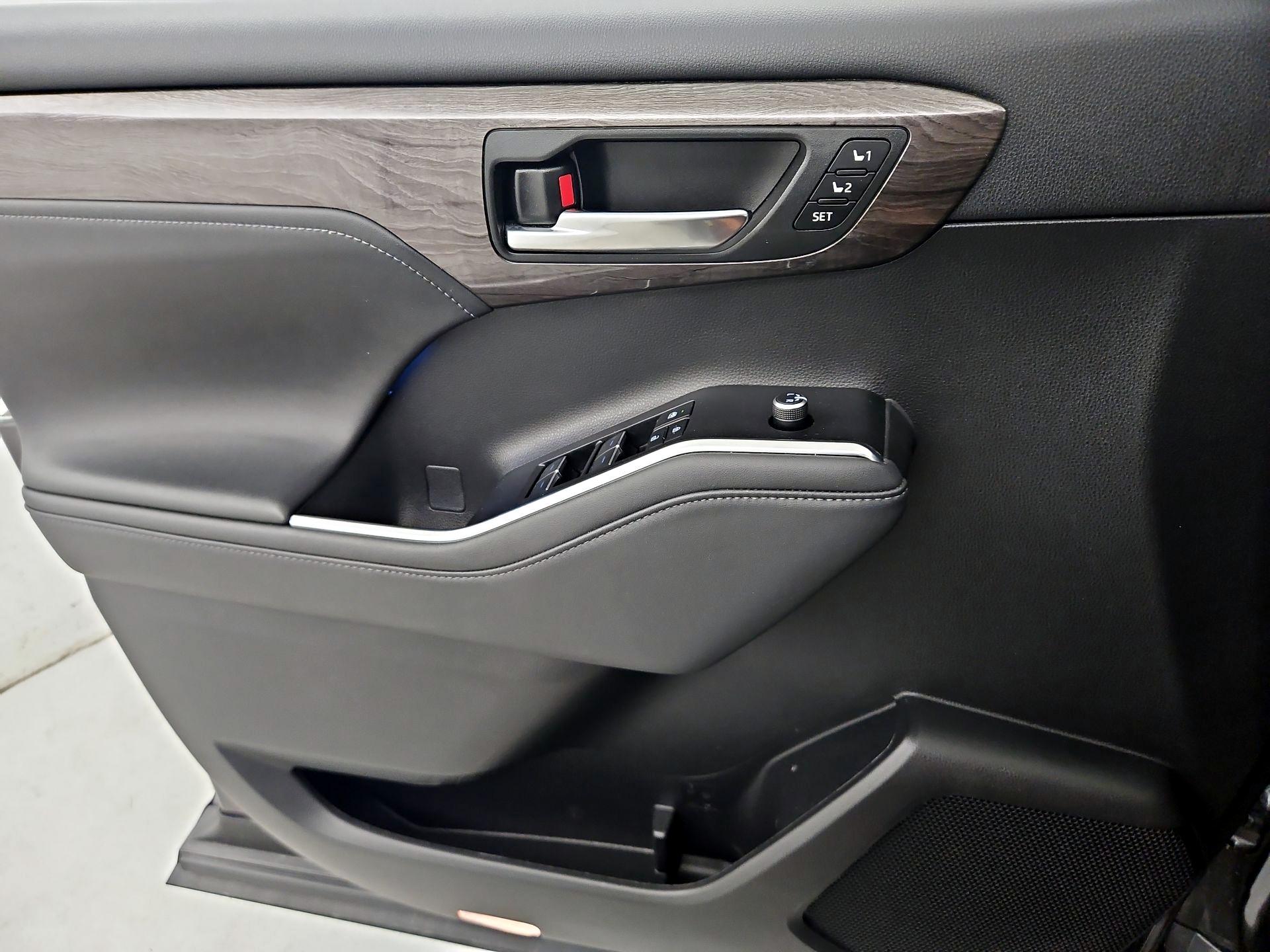 Thumbnail: 2022 Toyota Highlander - 12