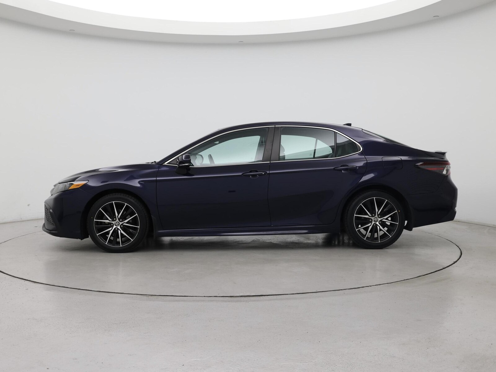 2022 Toyota Camry SE - Photo 4