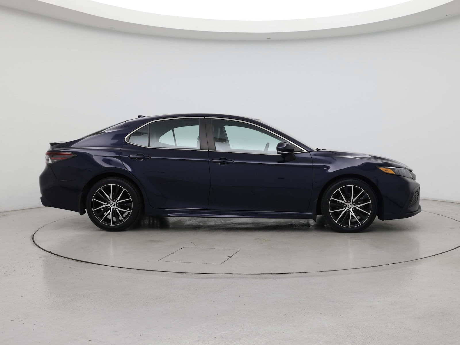 2022 Toyota Camry SE - Photo 8