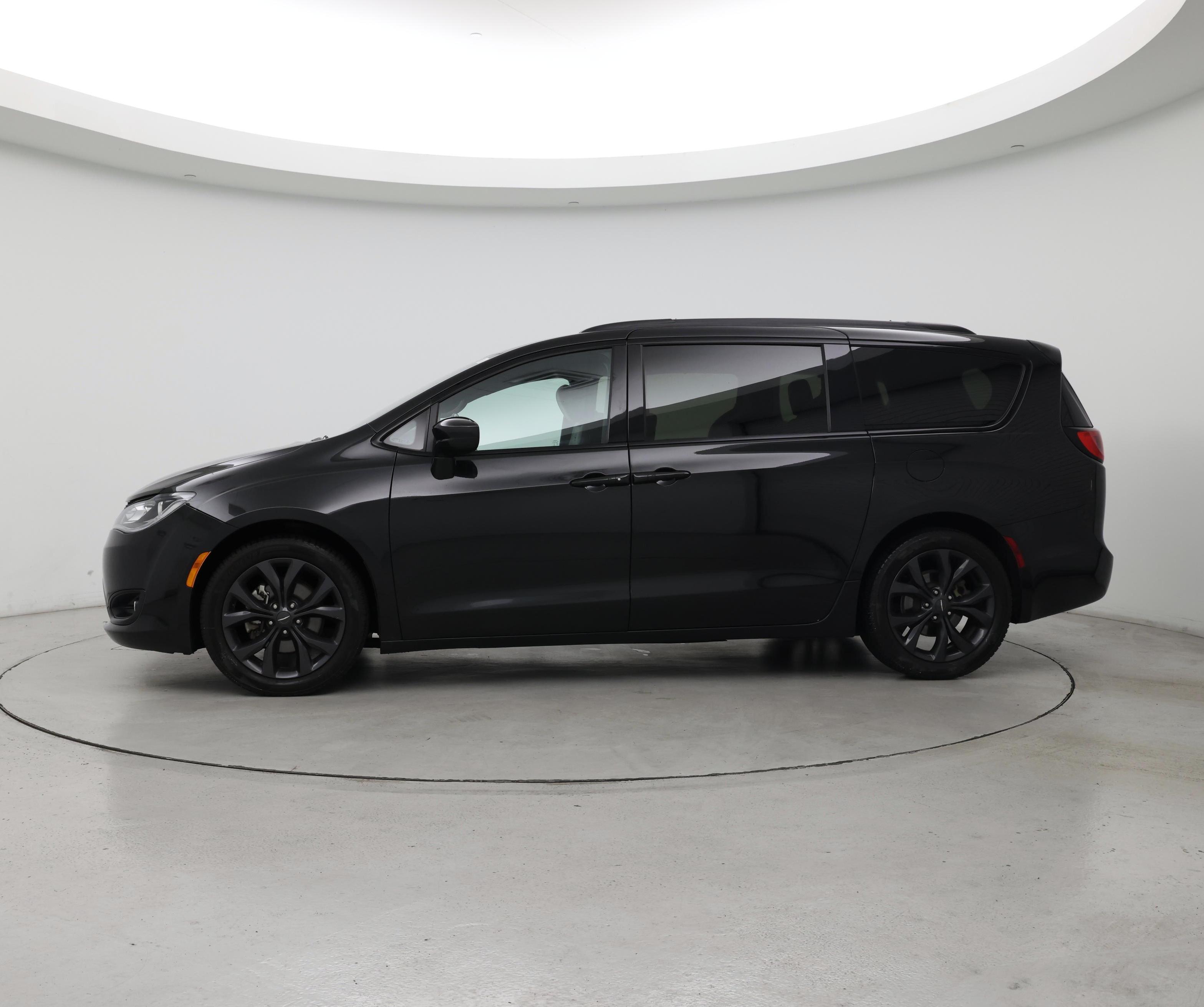 Thumbnail: 2019 Chrysler Pacifica - 3