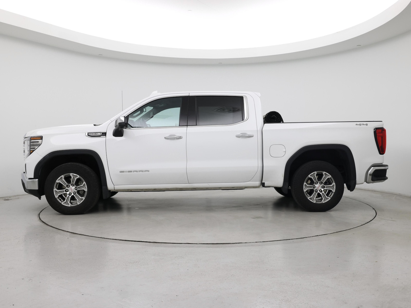 2024 GMC Sierra 1500 SLT - Photo 4