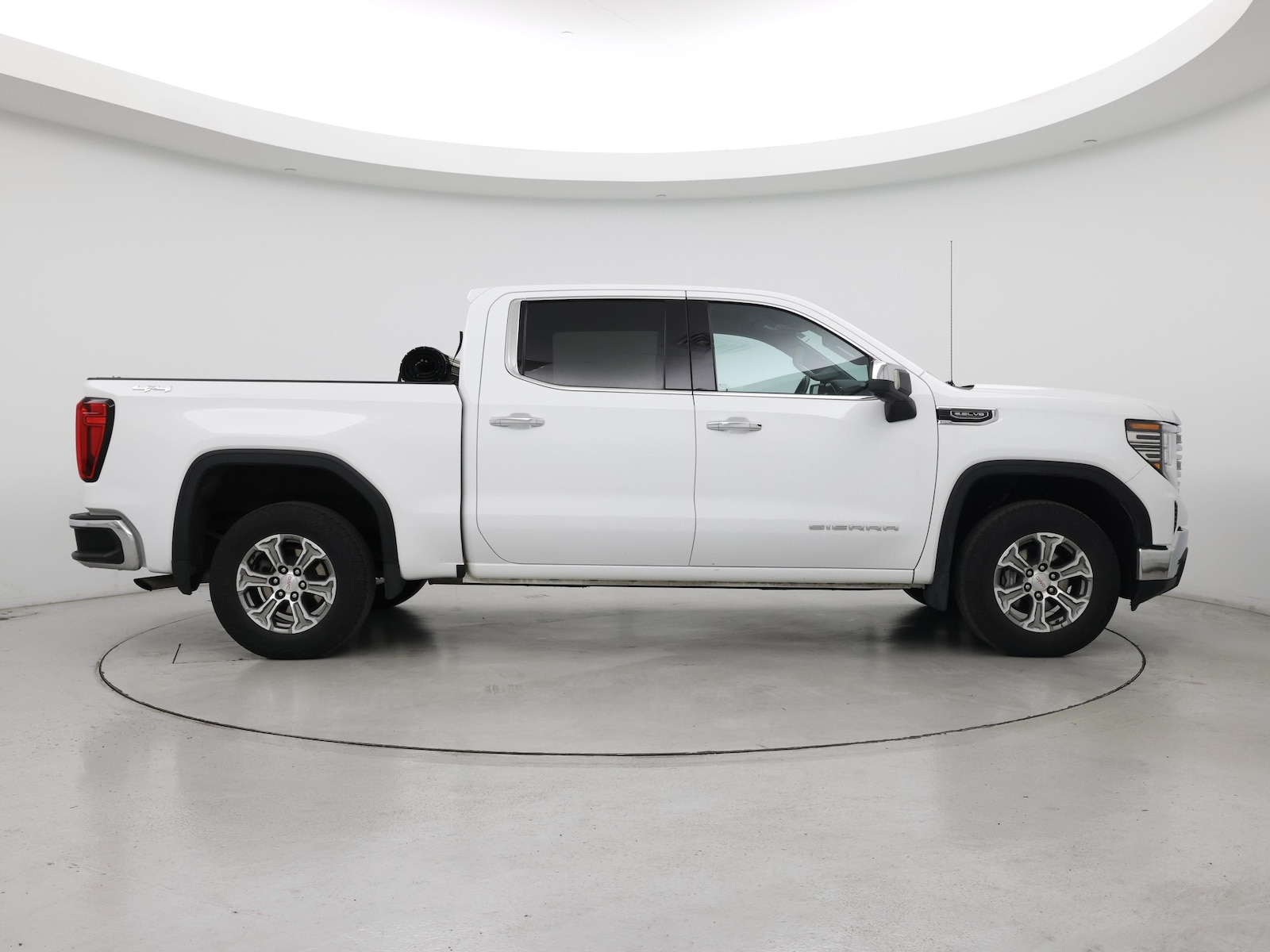 2024 GMC Sierra 1500 SLT - Photo 8