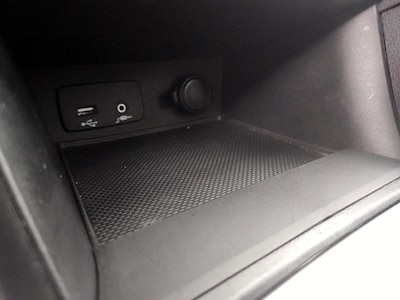 USB/AUX Ports